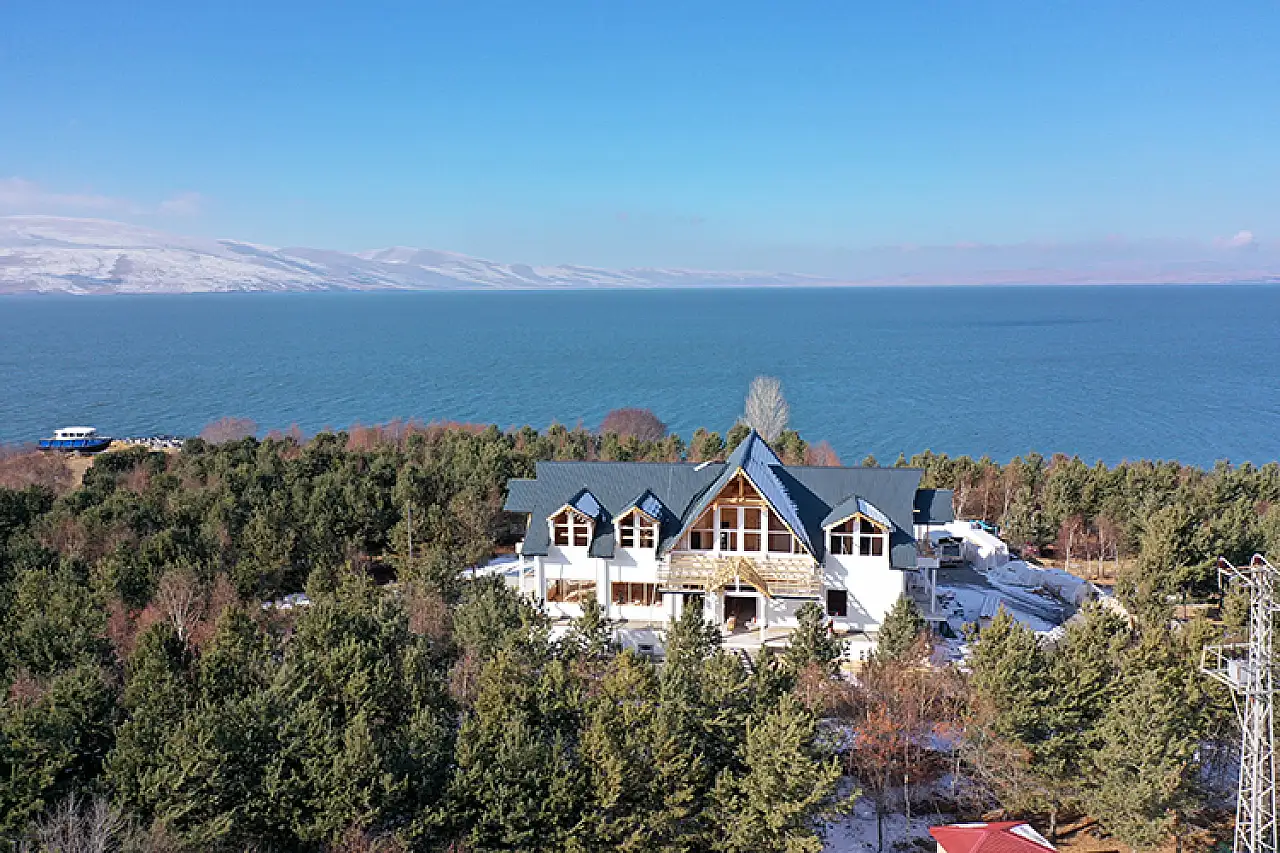 Kars'ta Kış Sezonuna Hazırlanan Yeni Kütük Ev, Turistleri Ağırlamaya Hazır