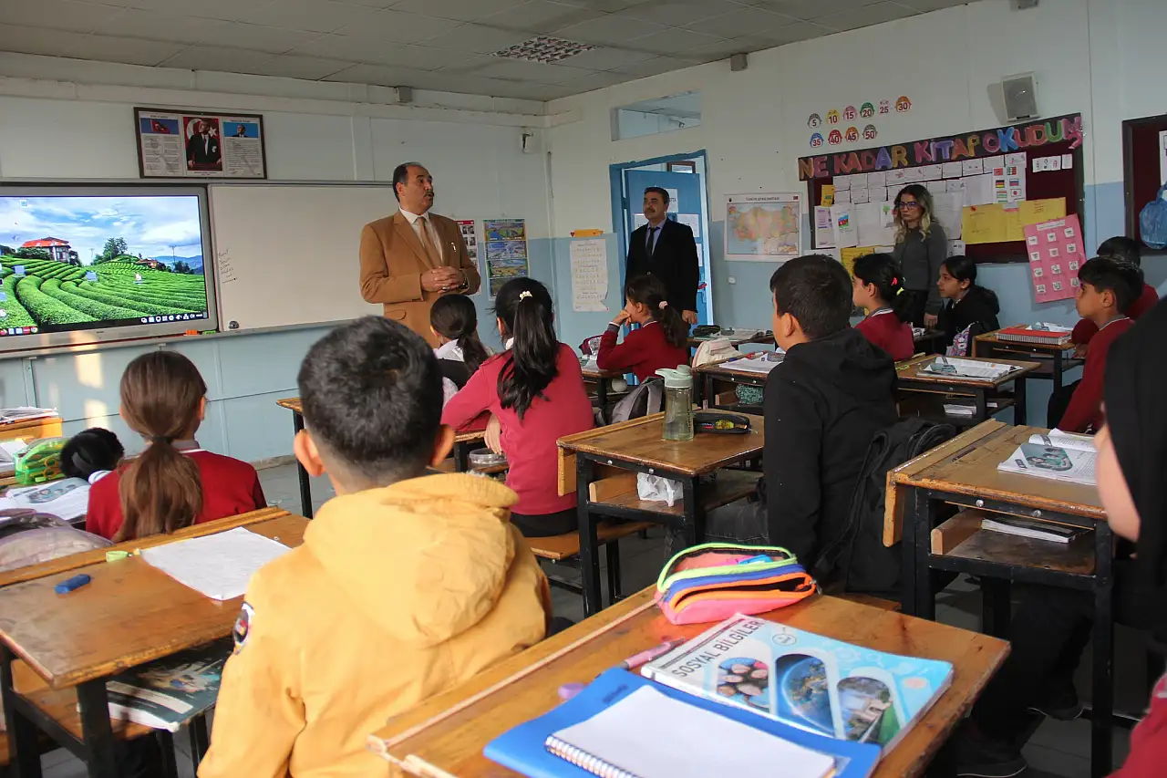 Iğdır İl Milli Eğitim Müdürü Aziz Gün'den Yunus Emre İlkokulu/Ortaokulu'na Ziyaret