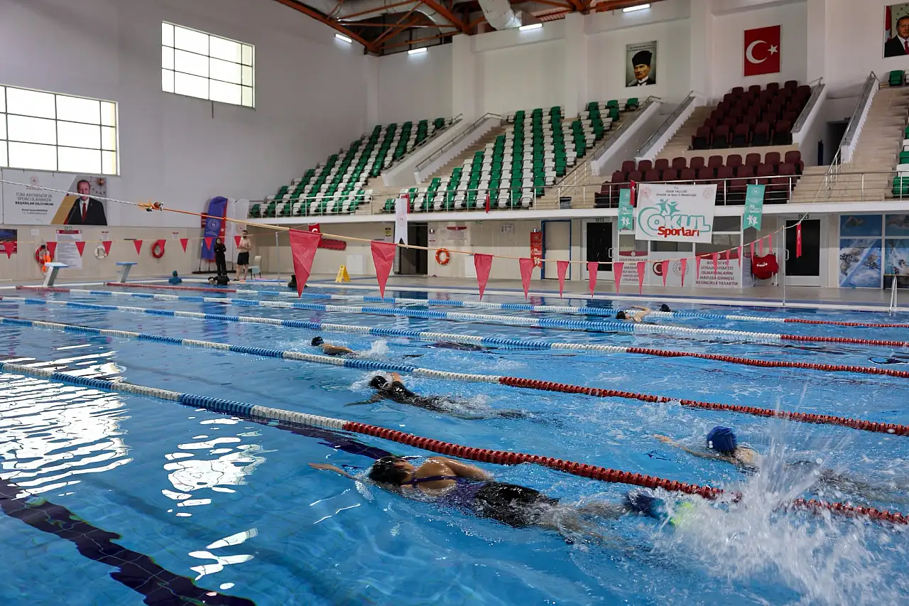 Üniversite Öğrencilerine Yüzmede Tam Destek