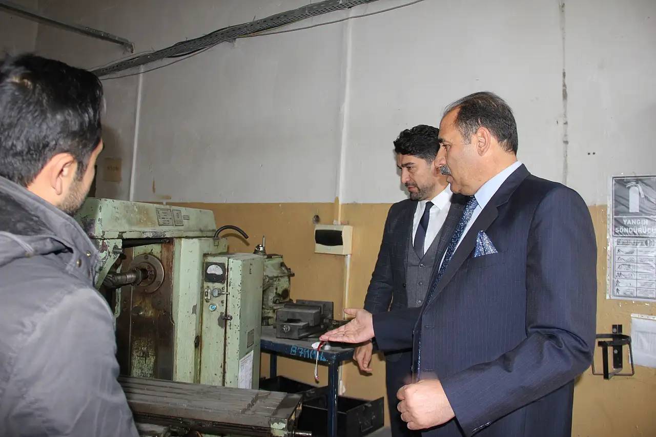 Iğdır İl Müdürü Aziz GÜN'den Mesleki ve Teknik Anadolu Lisesine Ziyaret