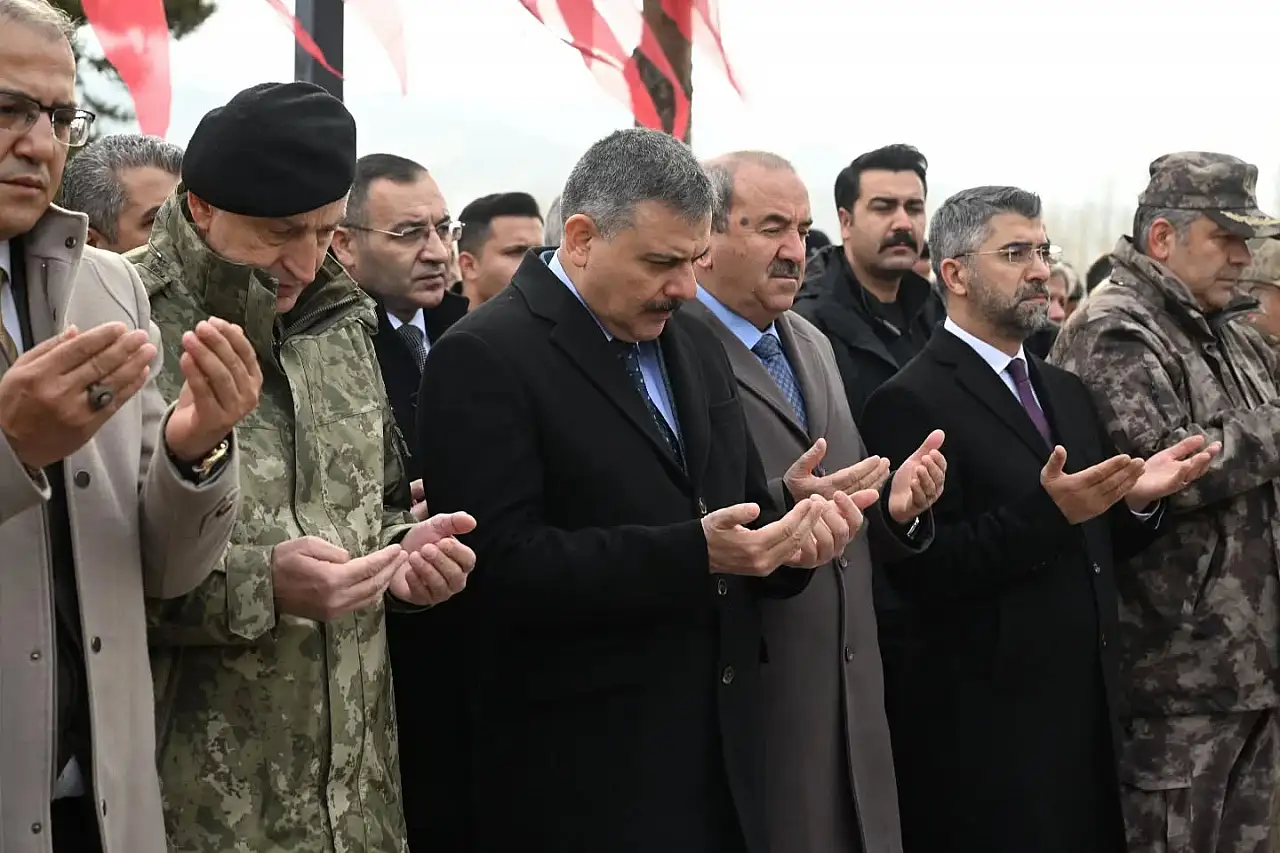 Dumlu Şehitliği'nde Duygu Yüklü Anma Programı