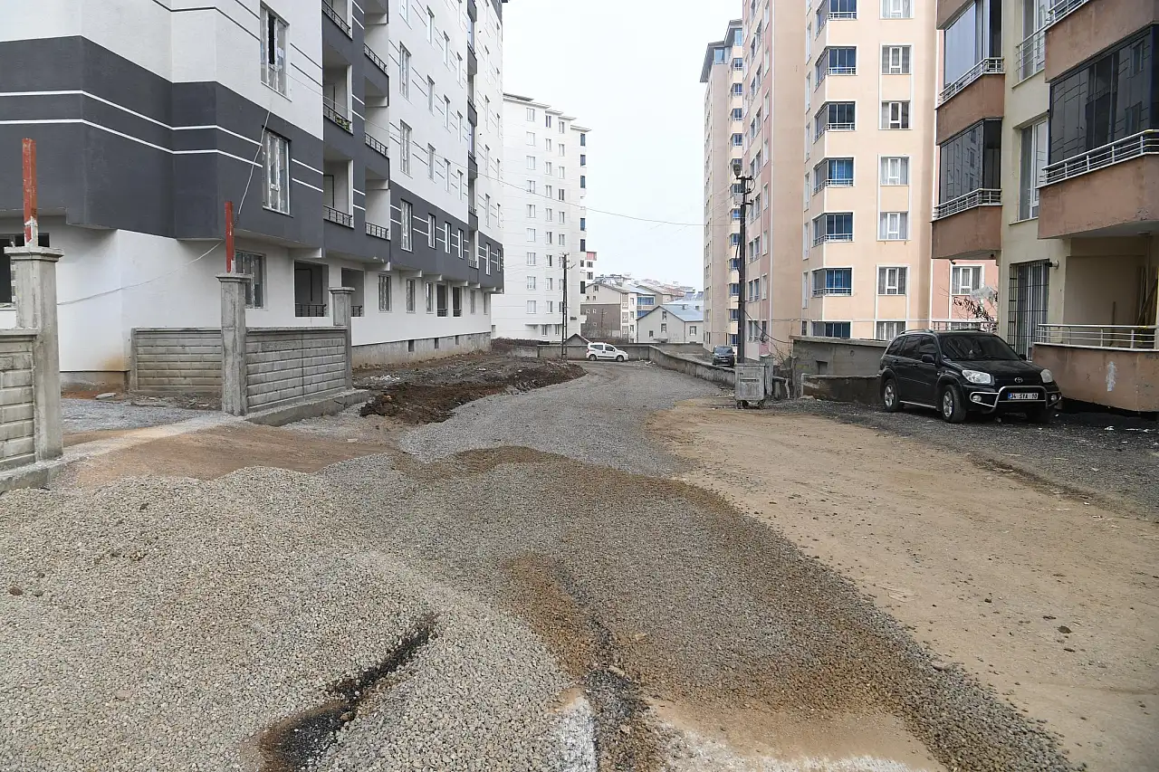 Yeni Mahalle'de Kış Öncesi Mıcır Serimi Çalışması