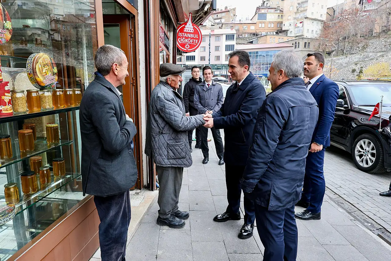 Vali Karakaya Bitlis Çarşı Merkezi'nde Esnaf ve Vatandaşlarla Buluştu