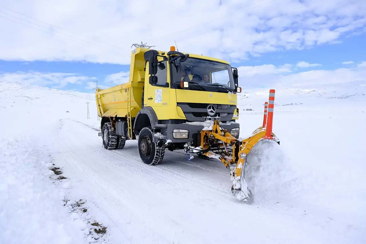 Ağrı'da ekipler kırsalda karla mücadeleye devam ediyor