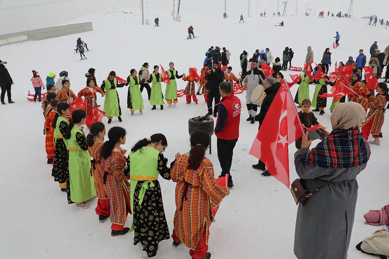 Ağrı'da gençlik kış kulübü kapanışı coşkulu geçti