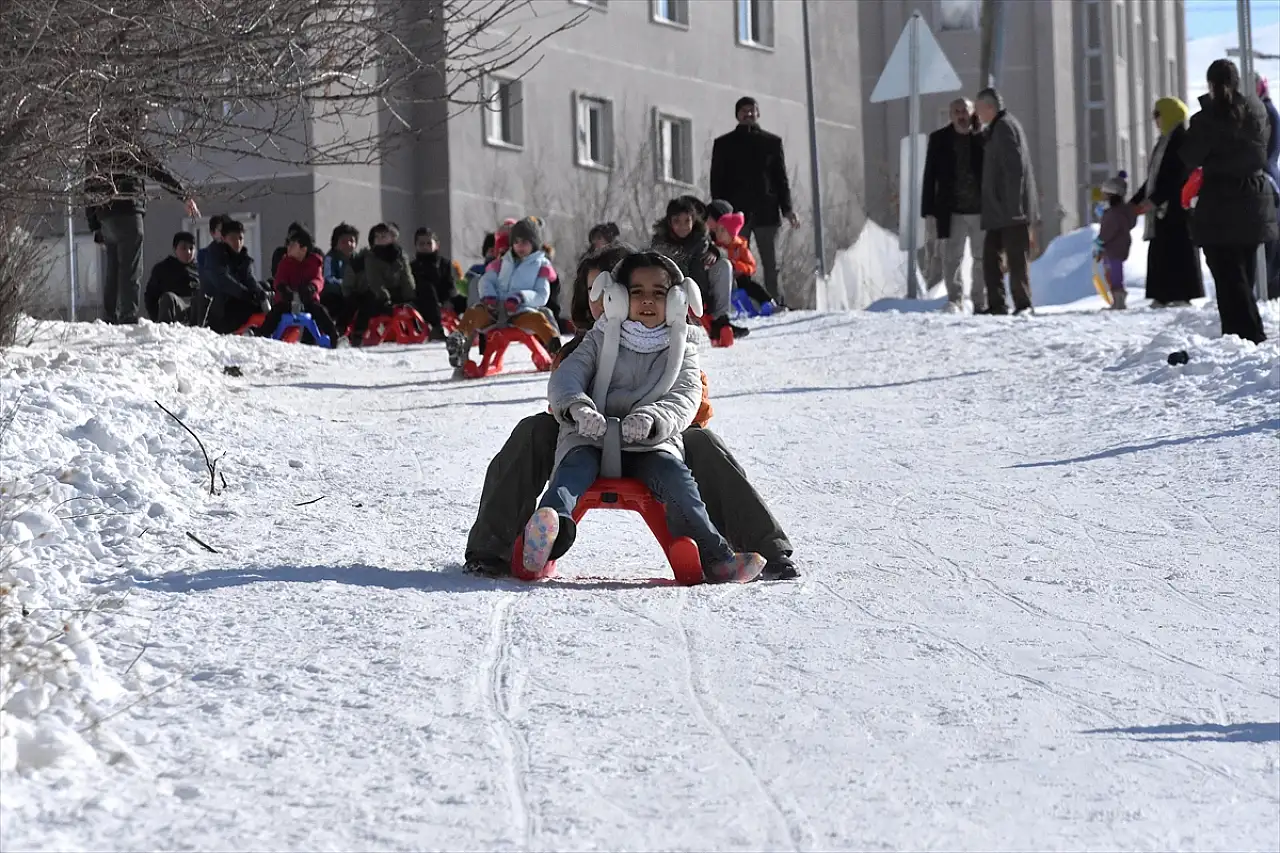 Van'da çocuklar kendi kayak pistini yarattı