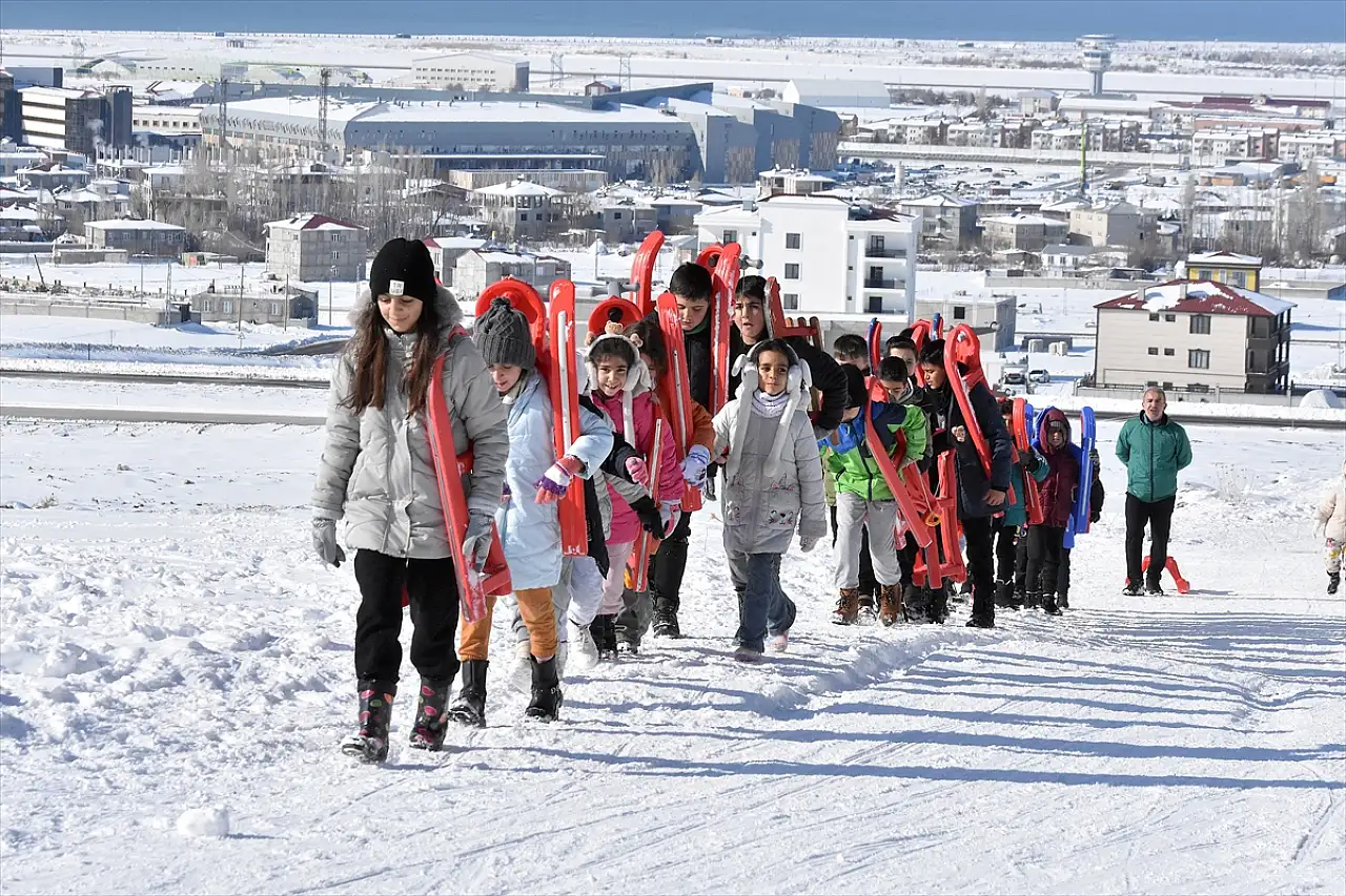 Van'da çocuklar kendi kayak pistini yarattı