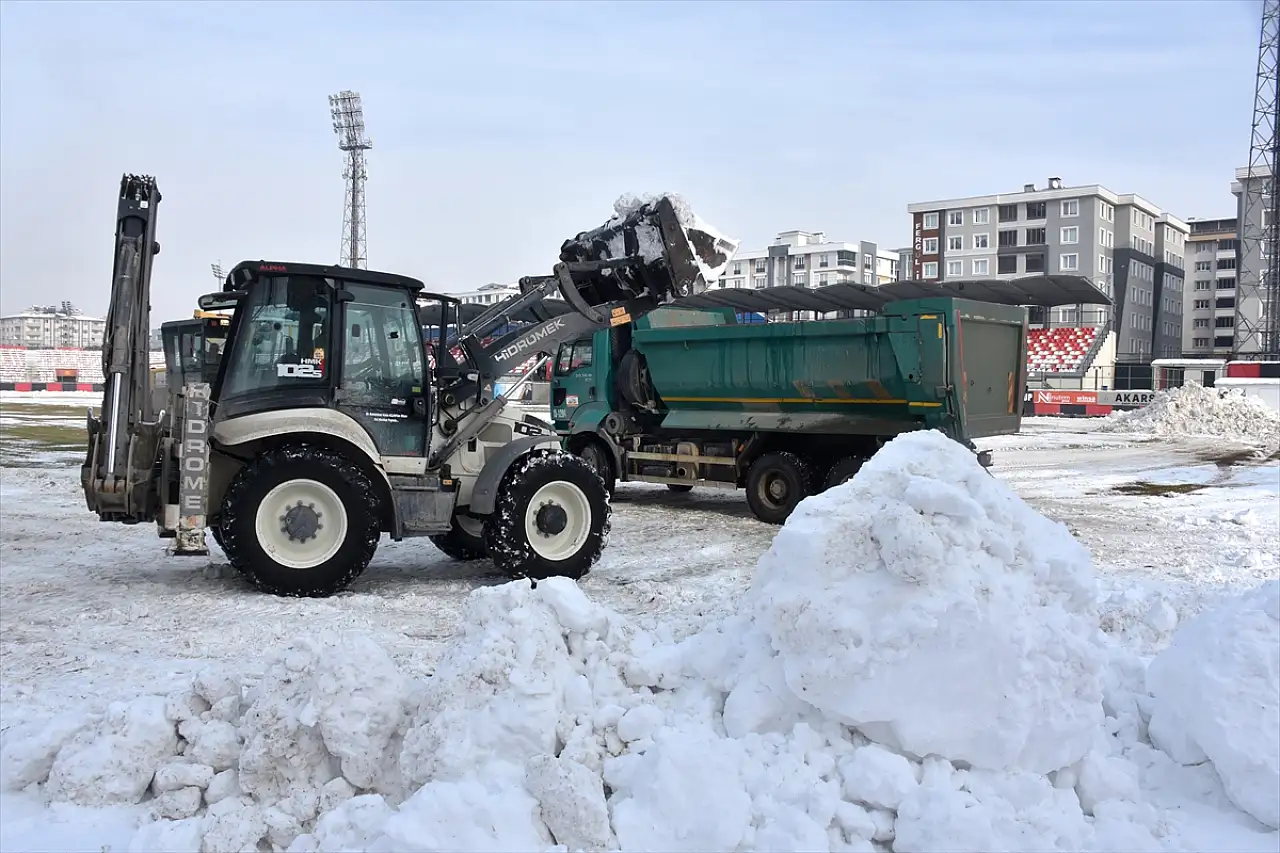 Van Spor'un maçına 2 gün kala stadyumda kar temizliği