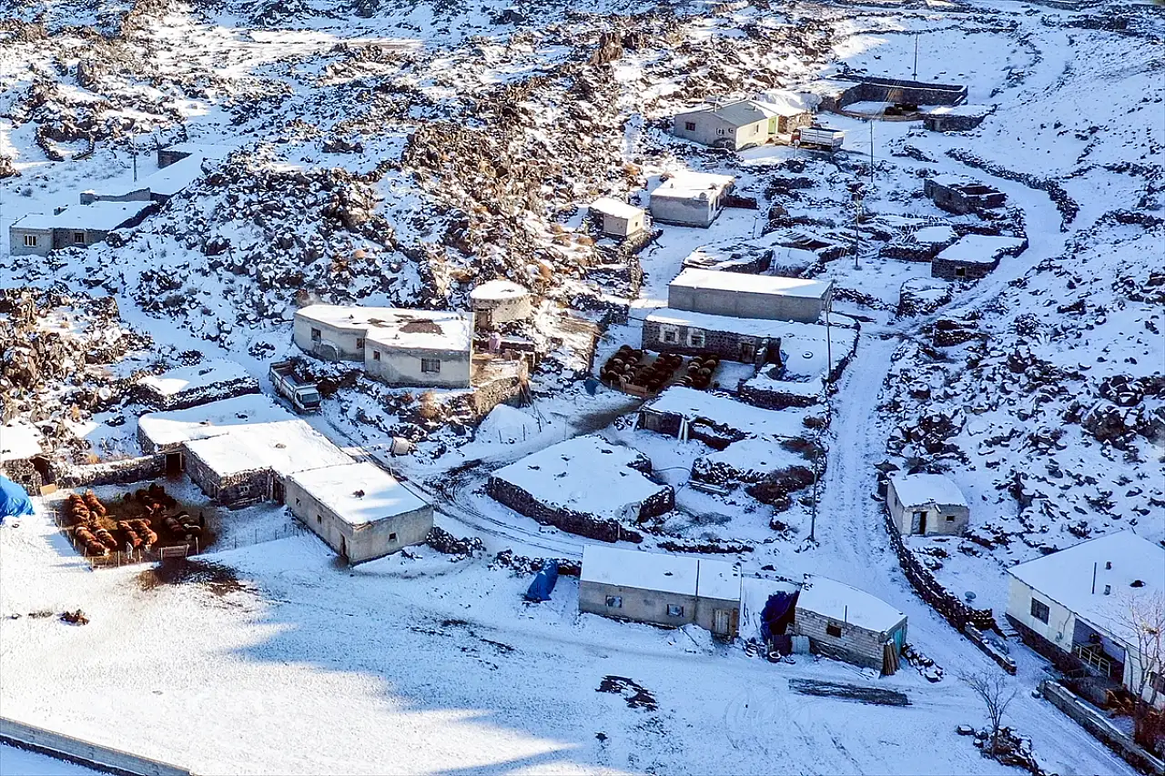 Ağrı Dağı'nın eteklerindeki köyler beyaza büründü