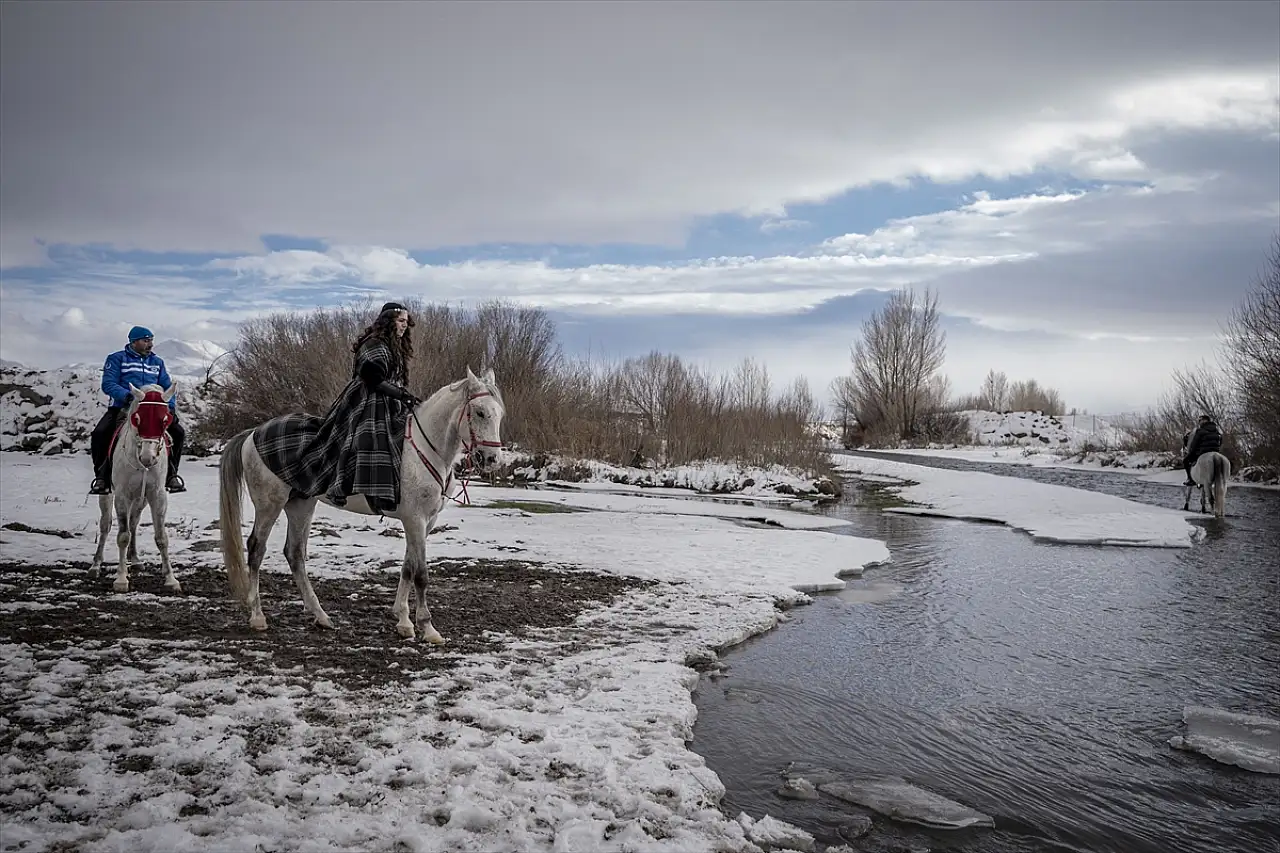 Erzurum'da karla kaplı arazide atlı safari keyfi