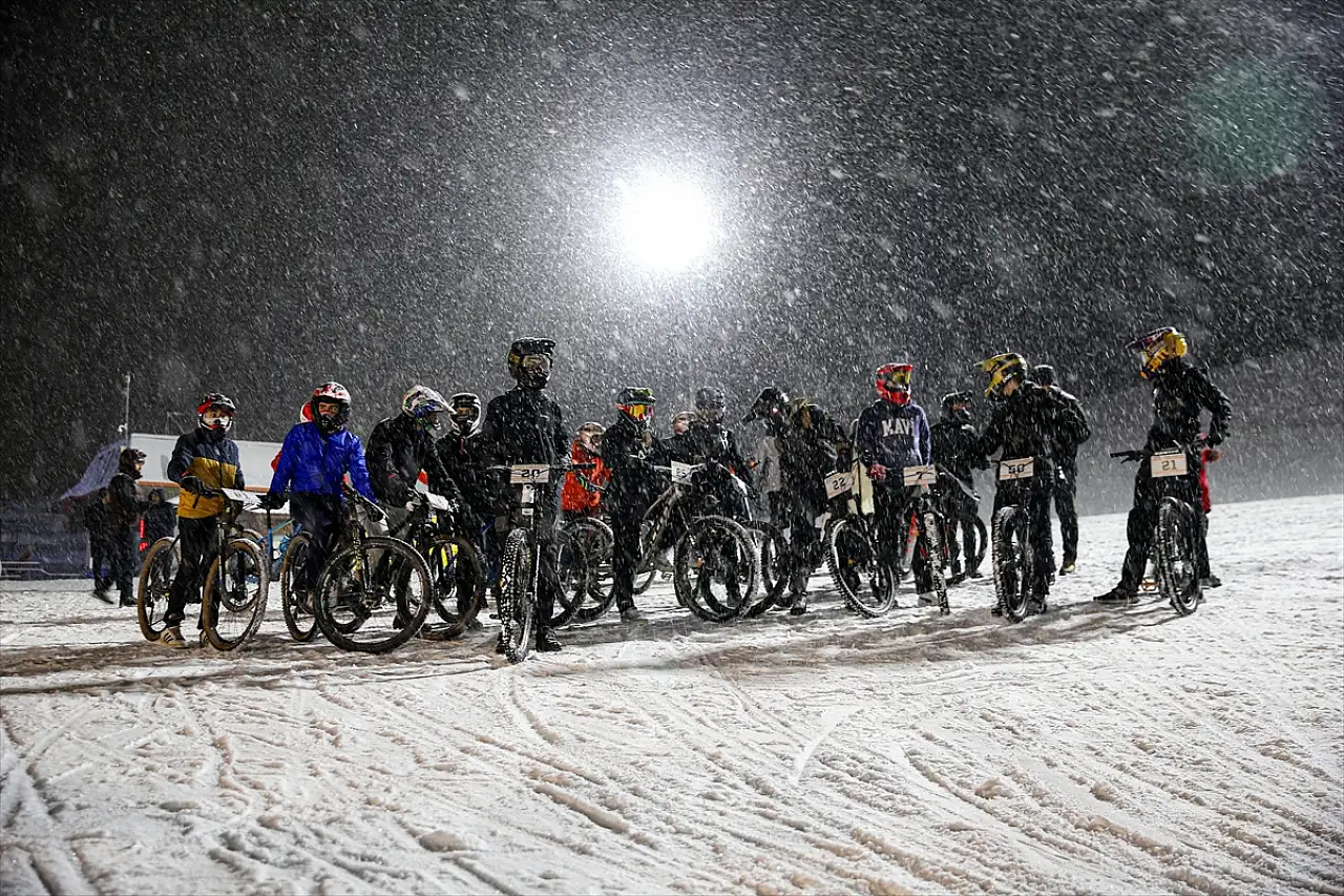 Kar üstünde pedal: Erzurum'da tarihi yarış