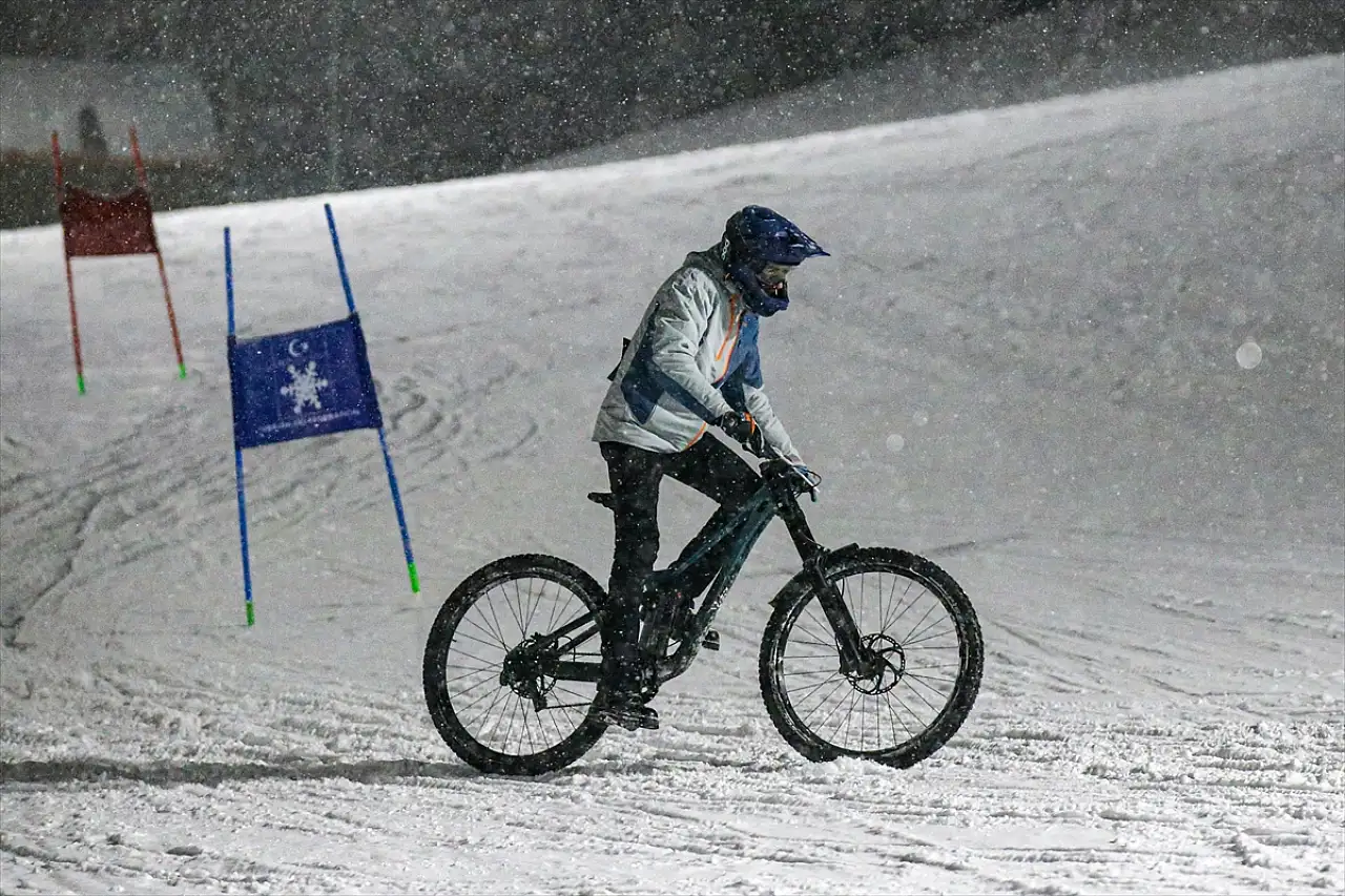 Kar üstünde pedal: Erzurum'da tarihi yarış