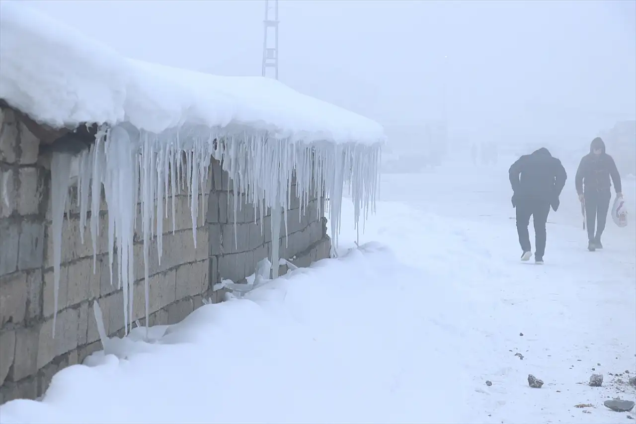 Ağrı'da eksi 26 dereceyle kış sert yüzünü gösterdi