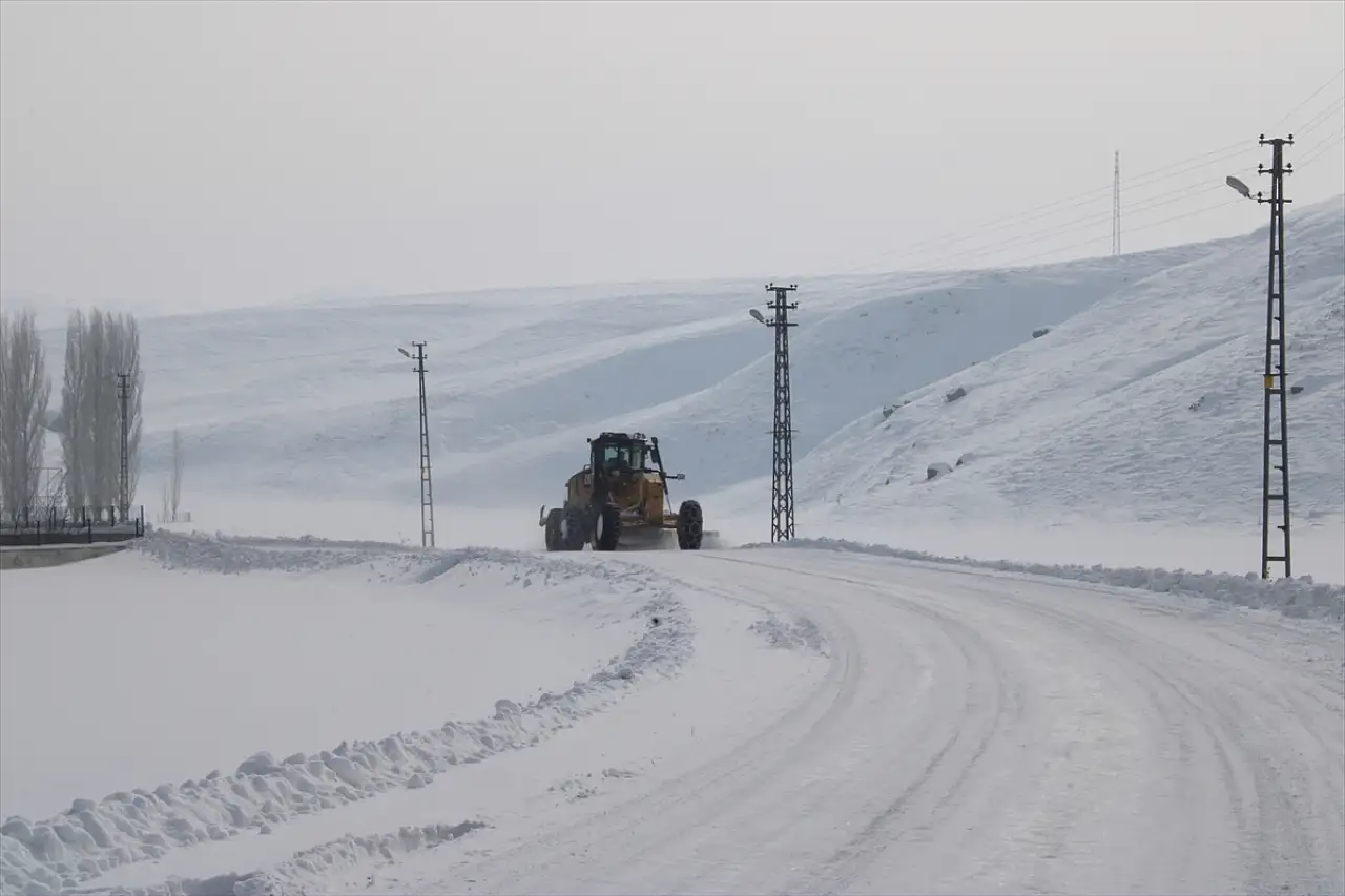 Taşlıçay'da soğuk hava yaşamı zorlaştırdı