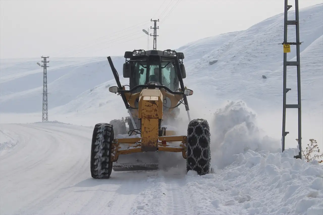 Taşlıçay'da soğuk hava yaşamı zorlaştırdı