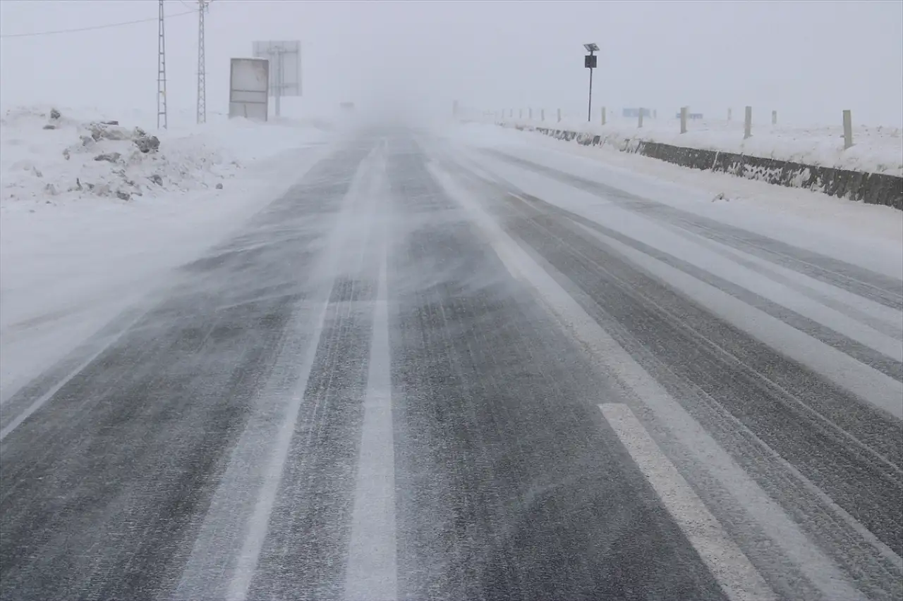 Taşlıçay'da tipi ulaşımı vurdu, sürücüler tesislere sığındı