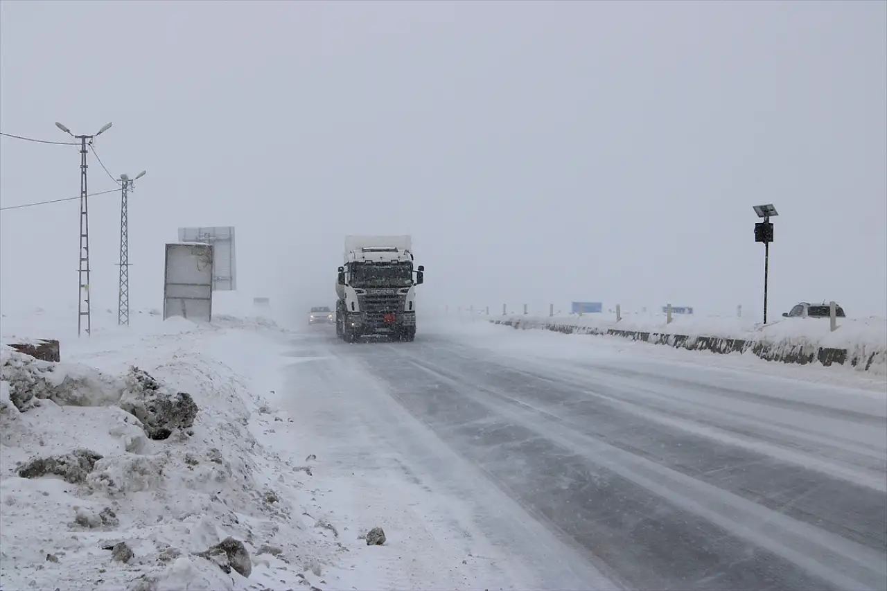 Taşlıçay'da tipi ulaşımı vurdu, sürücüler tesislere sığındı