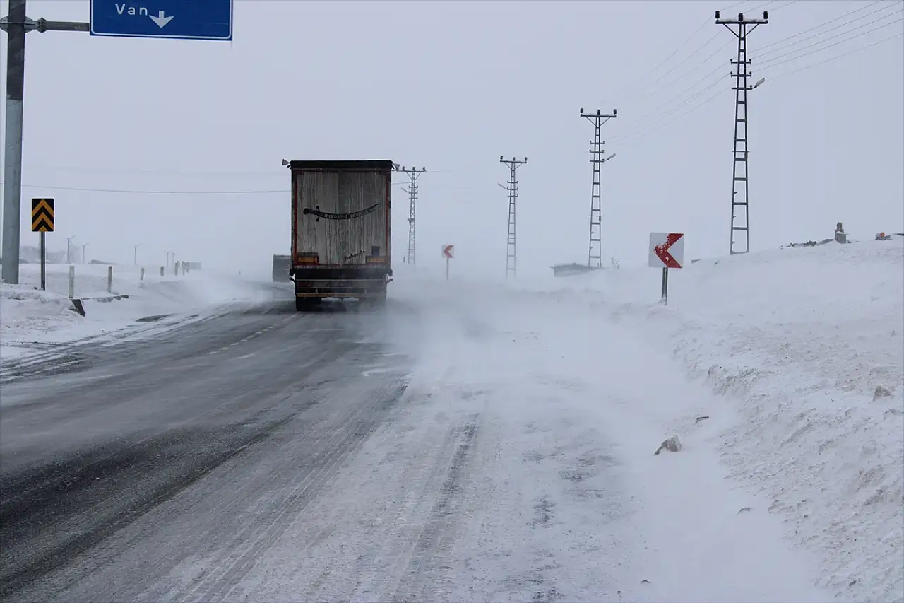 Taşlıçay'da tipi ulaşımı vurdu, sürücüler tesislere sığındı
