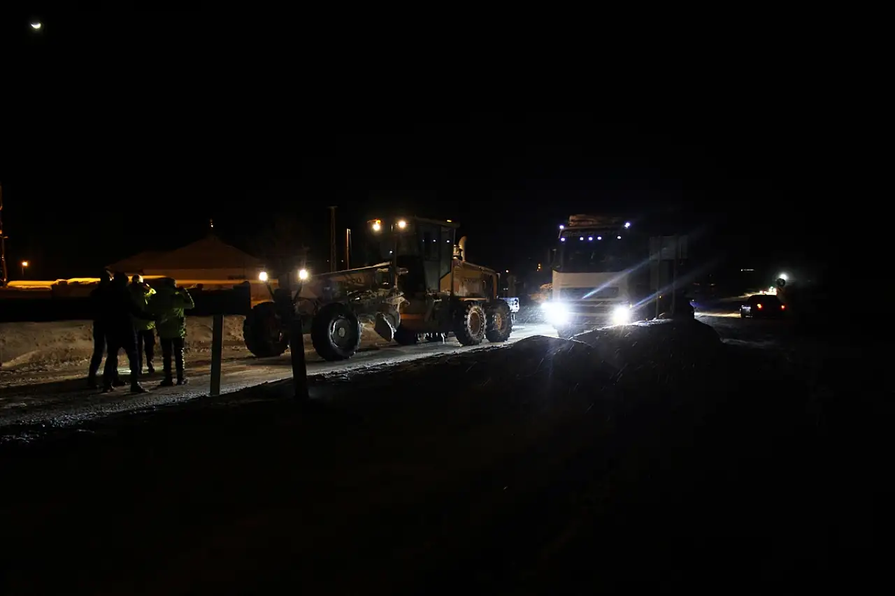 Ağrı'da zorlu gece: Sürücüler saatlerce yolda kaldı