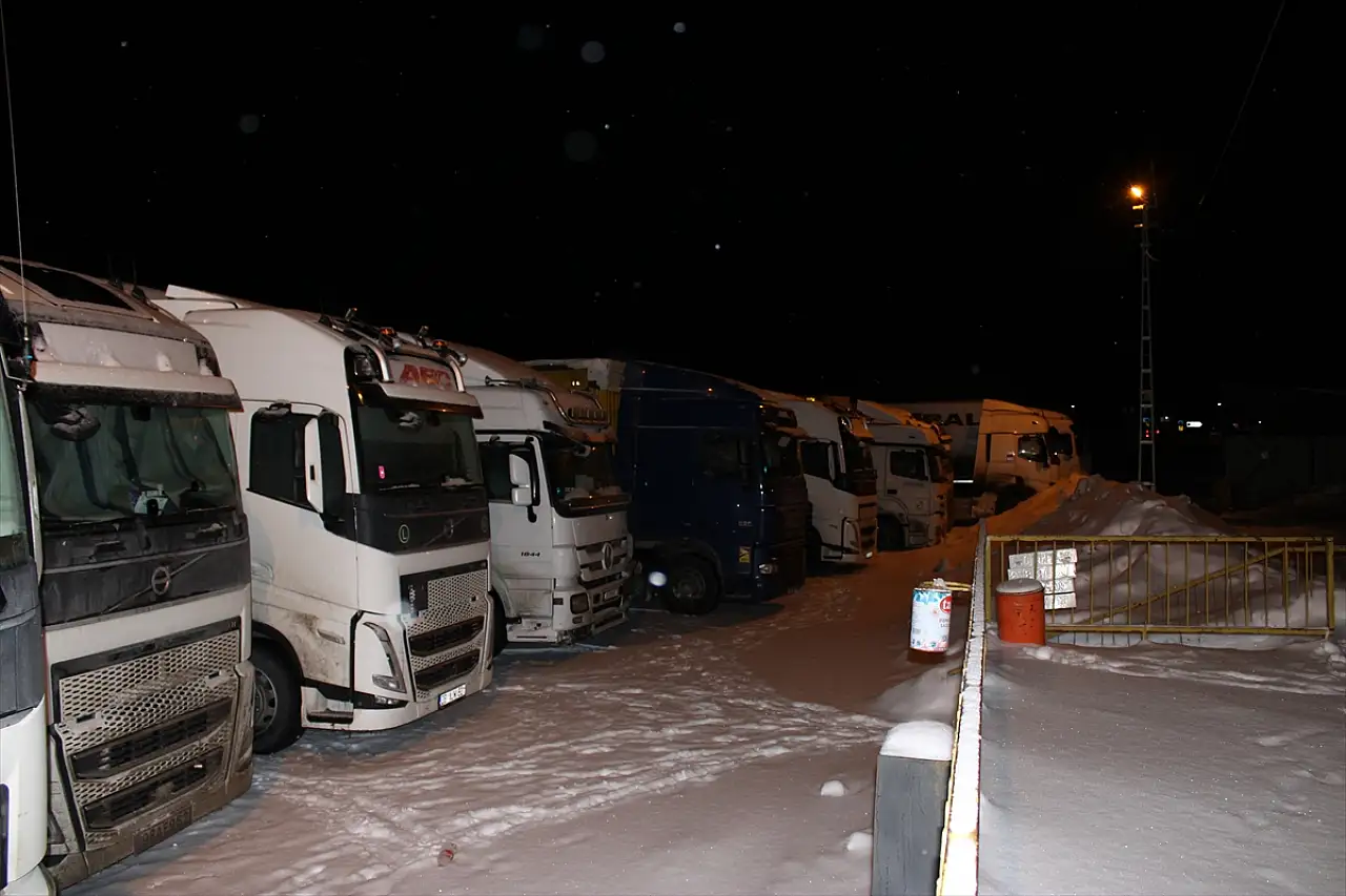 Ağrı'da zorlu gece: Sürücüler saatlerce yolda kaldı