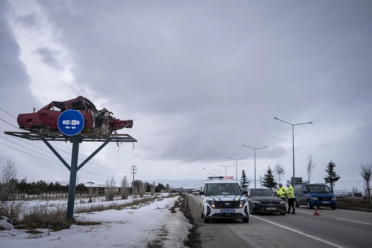 Erzurum'da hurda araçlarla trafik mesajı veriliyor