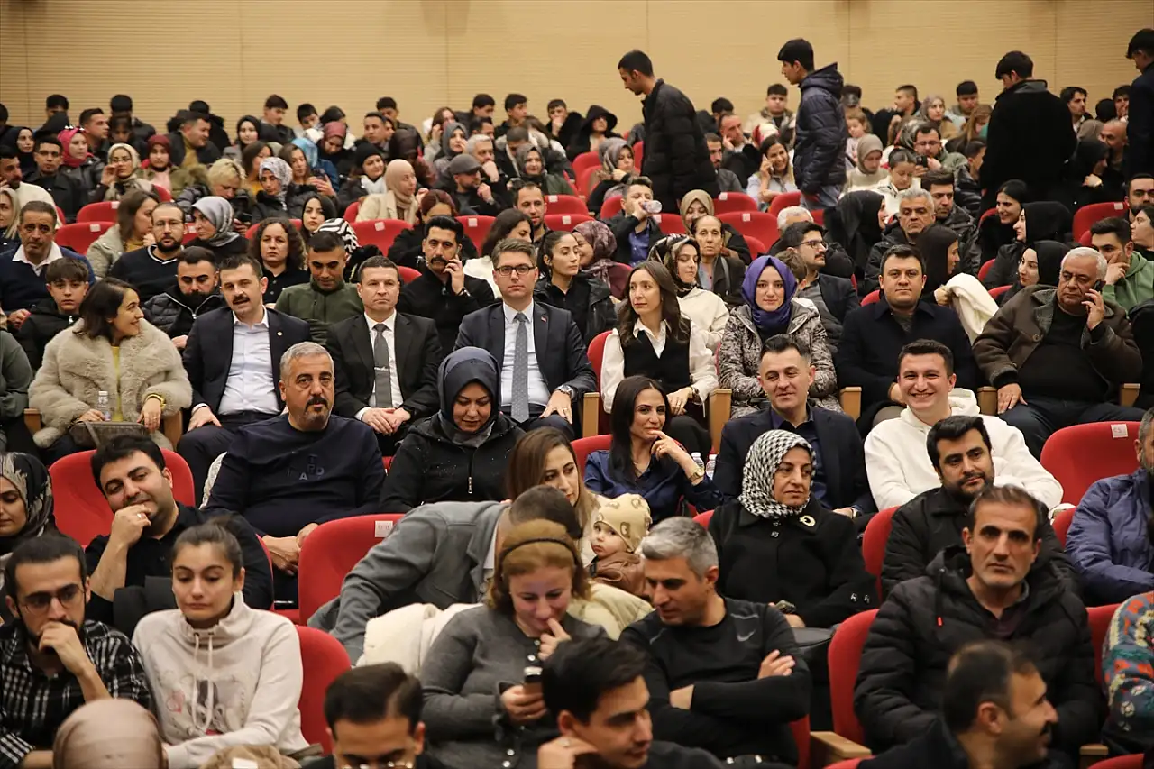 Erciş'te sahne alan Oğuz Aksaç'a Ağrı protokolünden ilgi