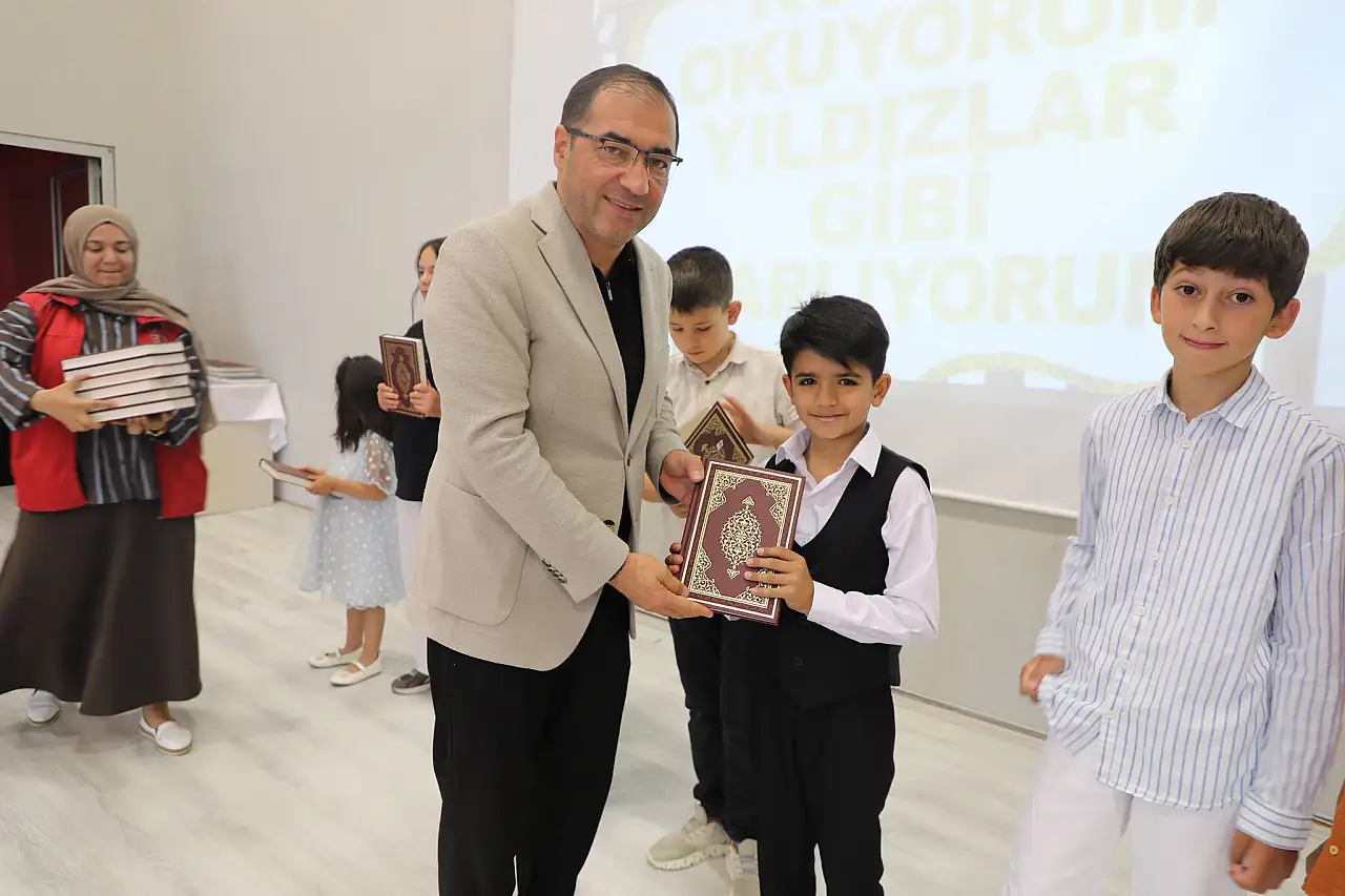 Ağrı'da Kur'an-ı Kerim öğrenen öğrencilerin başarısı hediyelerle taçlandırıldı