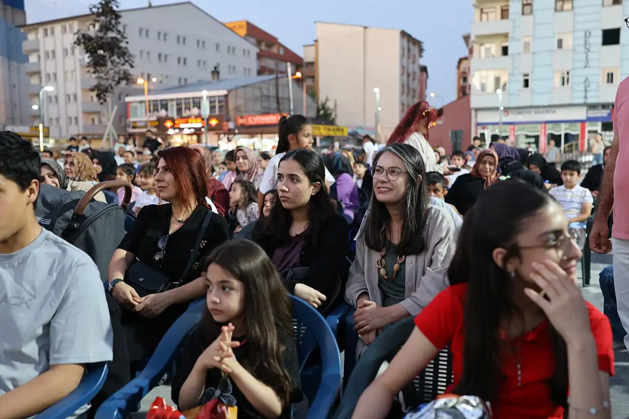 Ağrı Şakîro Kent Meydanı açık hava sinemasıyla renklendi