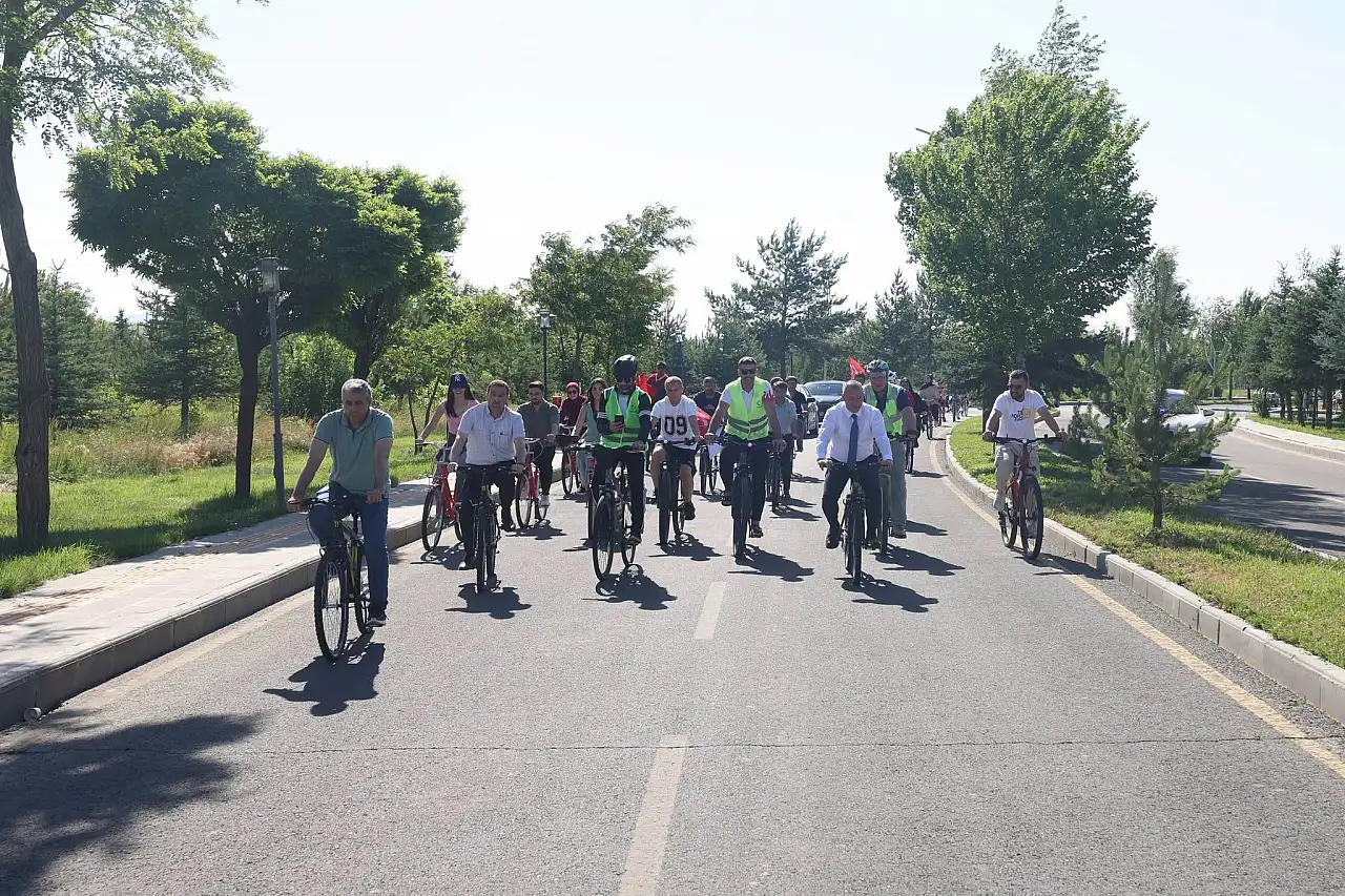 AİÇÜ'de 15 Temmuz için kortej yürüyüşü ve bisiklet turu düzenlendi