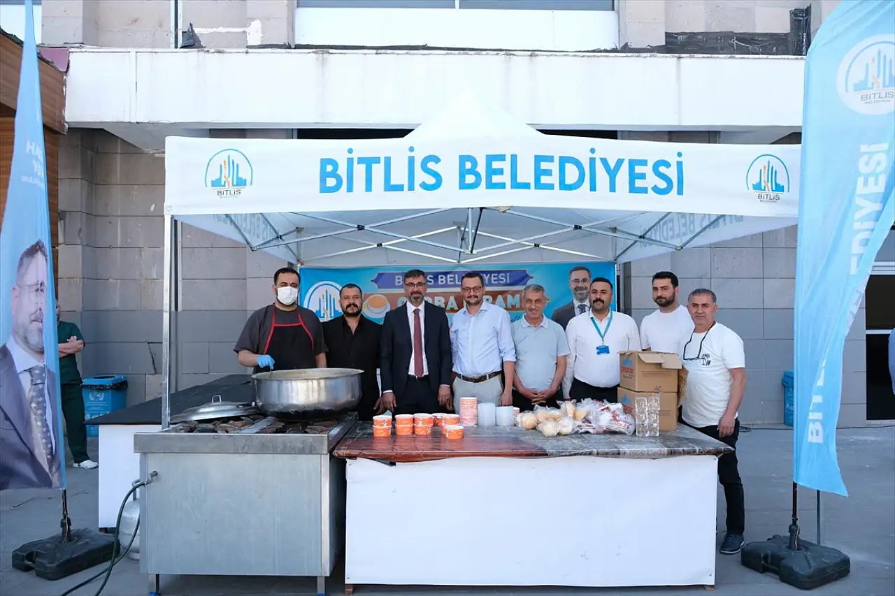 Bitlis Belediyesi hastane önünde ücretsiz çorba, çay ve su ikram ediliyor