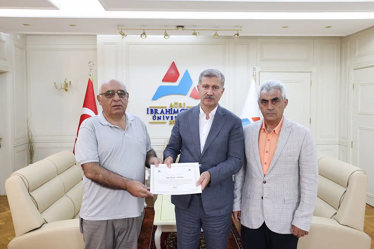 Emekli öğretim görevlisinden AİÇÜ Kütüphanesi'ne anlamlı bağış