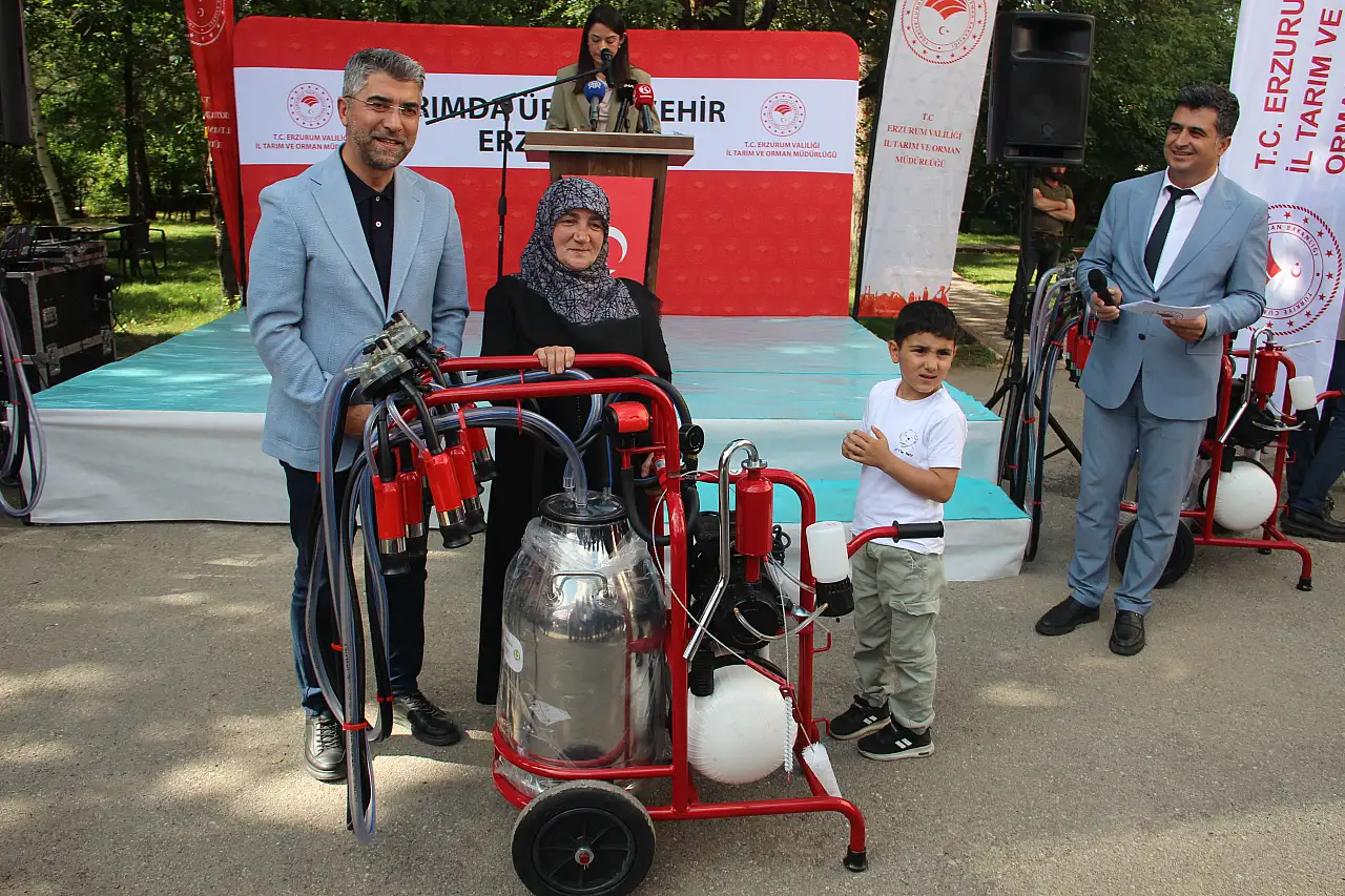 Erzurum'da üreticilere büyük destek: 288 sıvat ve 120 süt sağım makinesi dağıtıldı