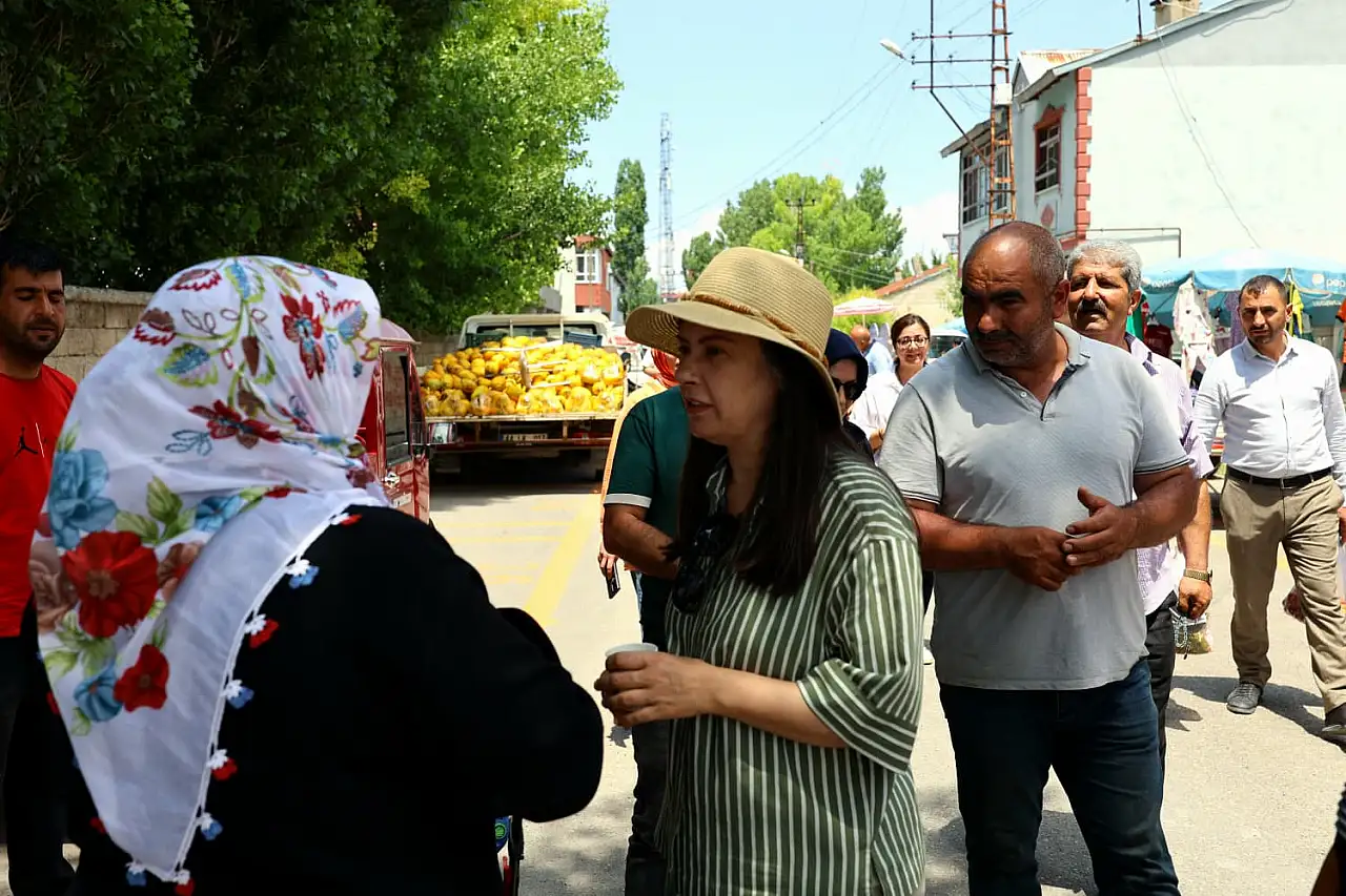 Hazal Aras 100. Yıl Mahallesi'ndeki ilk semt pazarını ziyaret etti