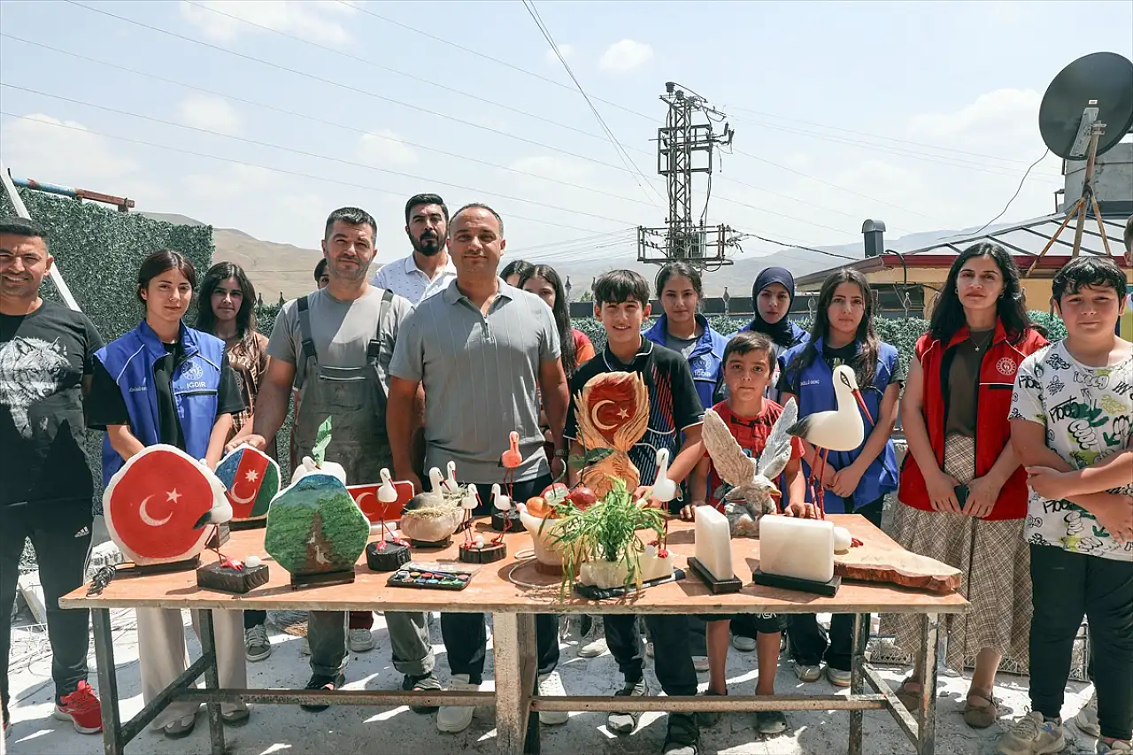 Iğdır'ın Tuz Dağı'nda çıkarılan kaya tuzları sanat eserine dönüşüyor