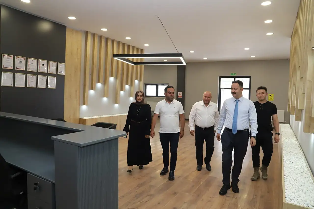 Kaymakam Ayvat Doğubayazıt'taki Tekstil Fabrikasını ziyaret etti