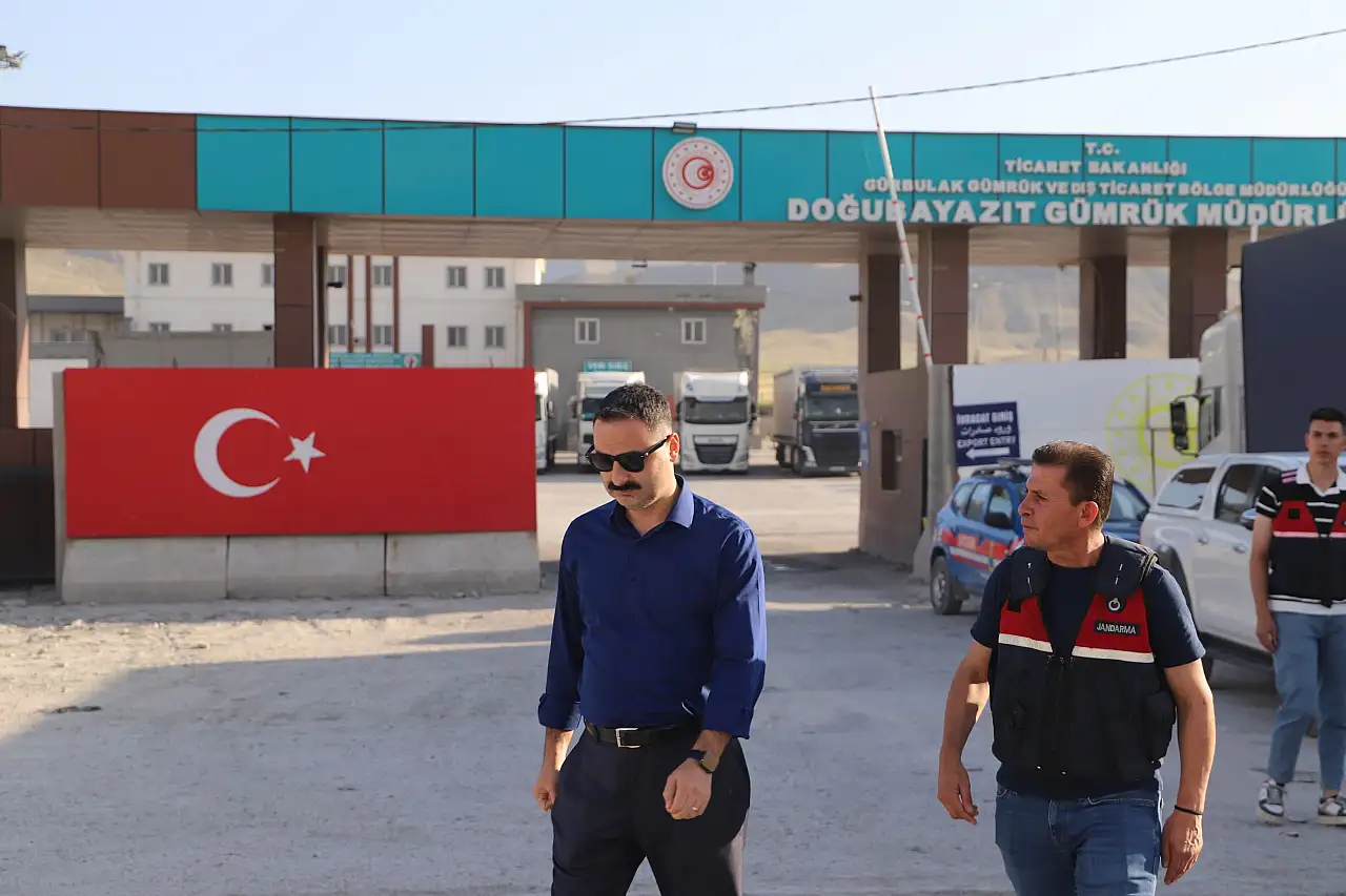 Kaymakam Ayvat Gürbulak'taki tır yoğunluğunu yerinde inceledi
