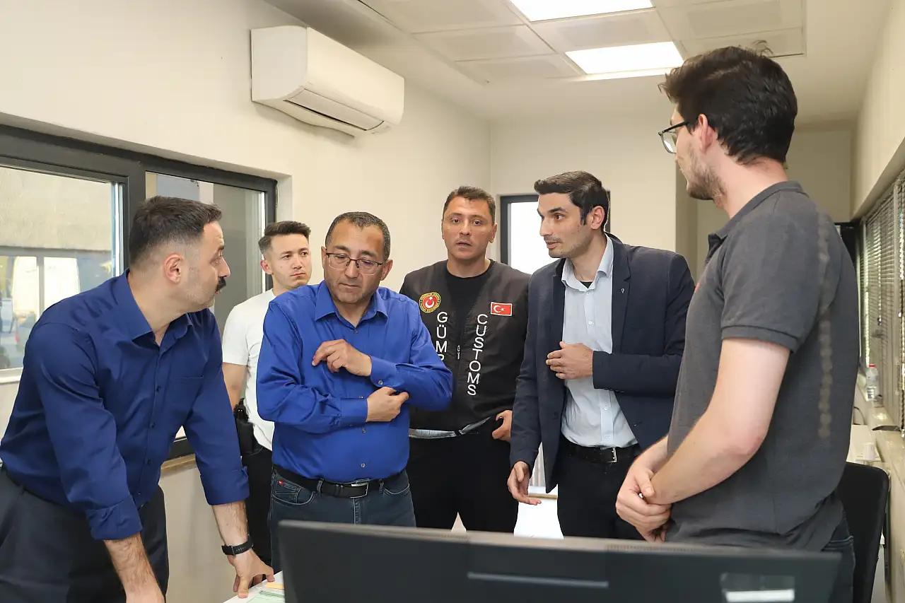 Kaymakam Ayvat Gürbulak'taki tır yoğunluğunu yerinde inceledi