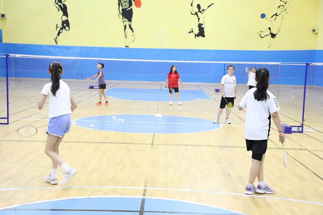 Müdür Çelebi, Badminton Gelişim Kampındaki sporcuları ziyaret etti