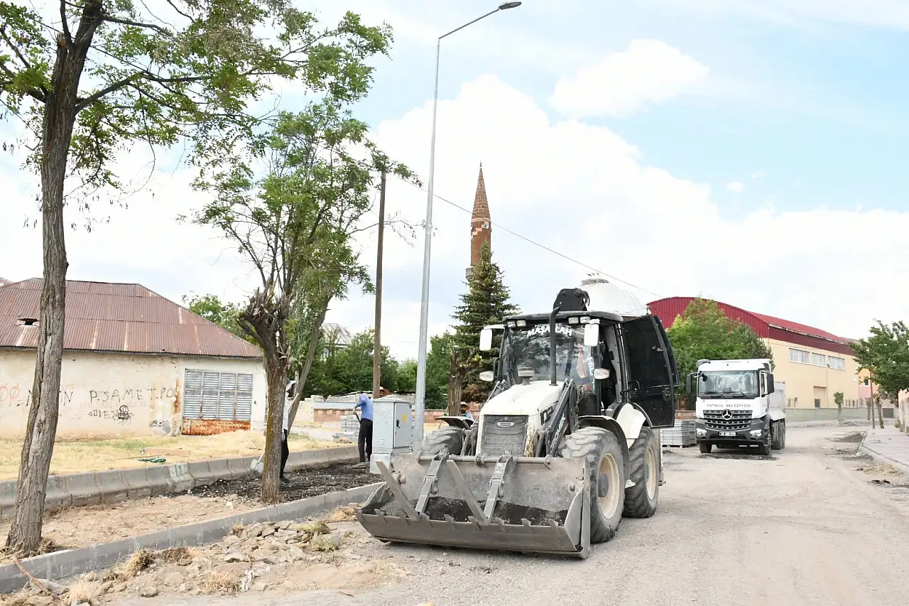 Patnos'ta yol ve kaldırım seferberliği devam ediyor