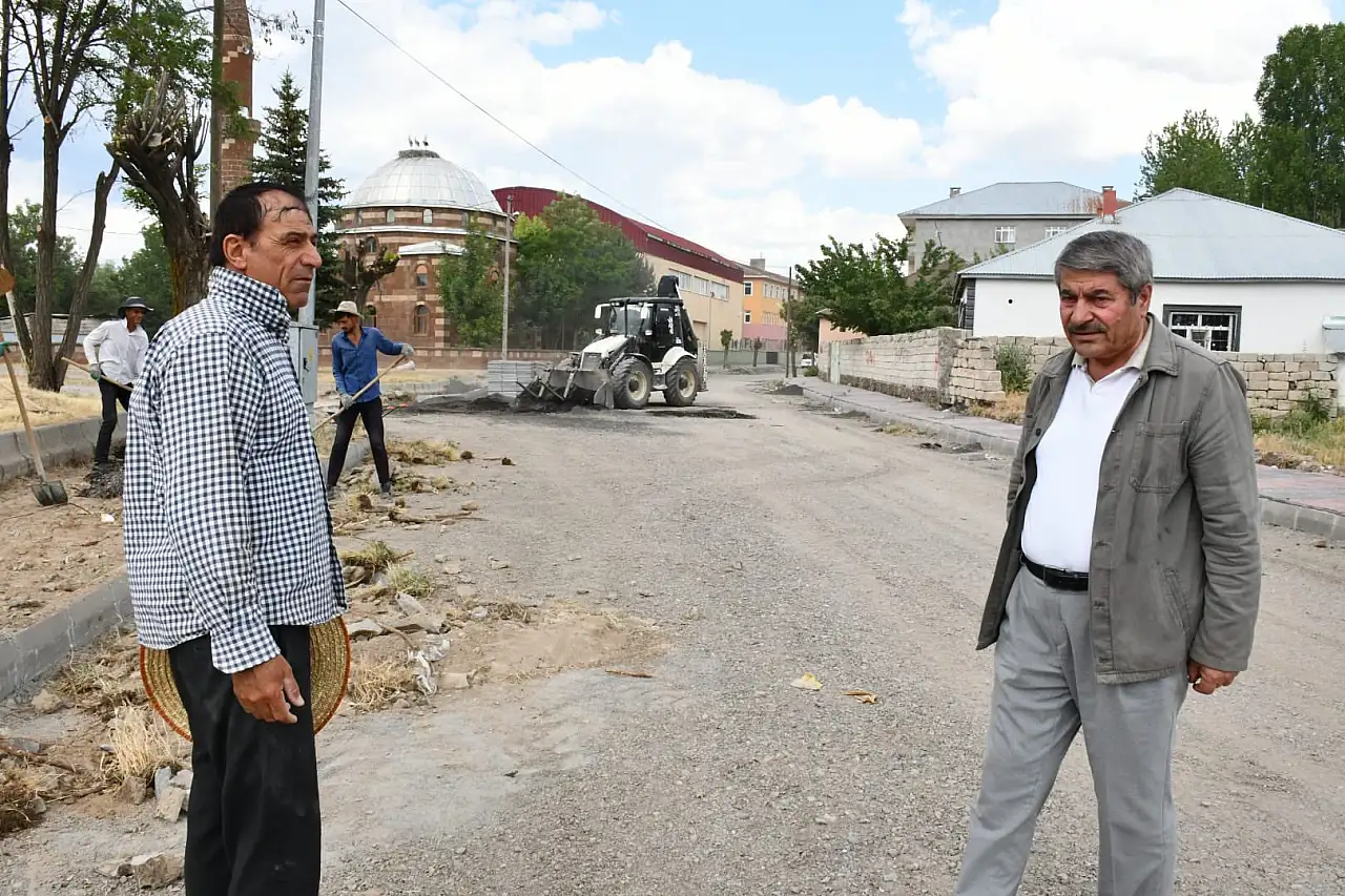 Patnos'ta yol ve kaldırım seferberliği devam ediyor