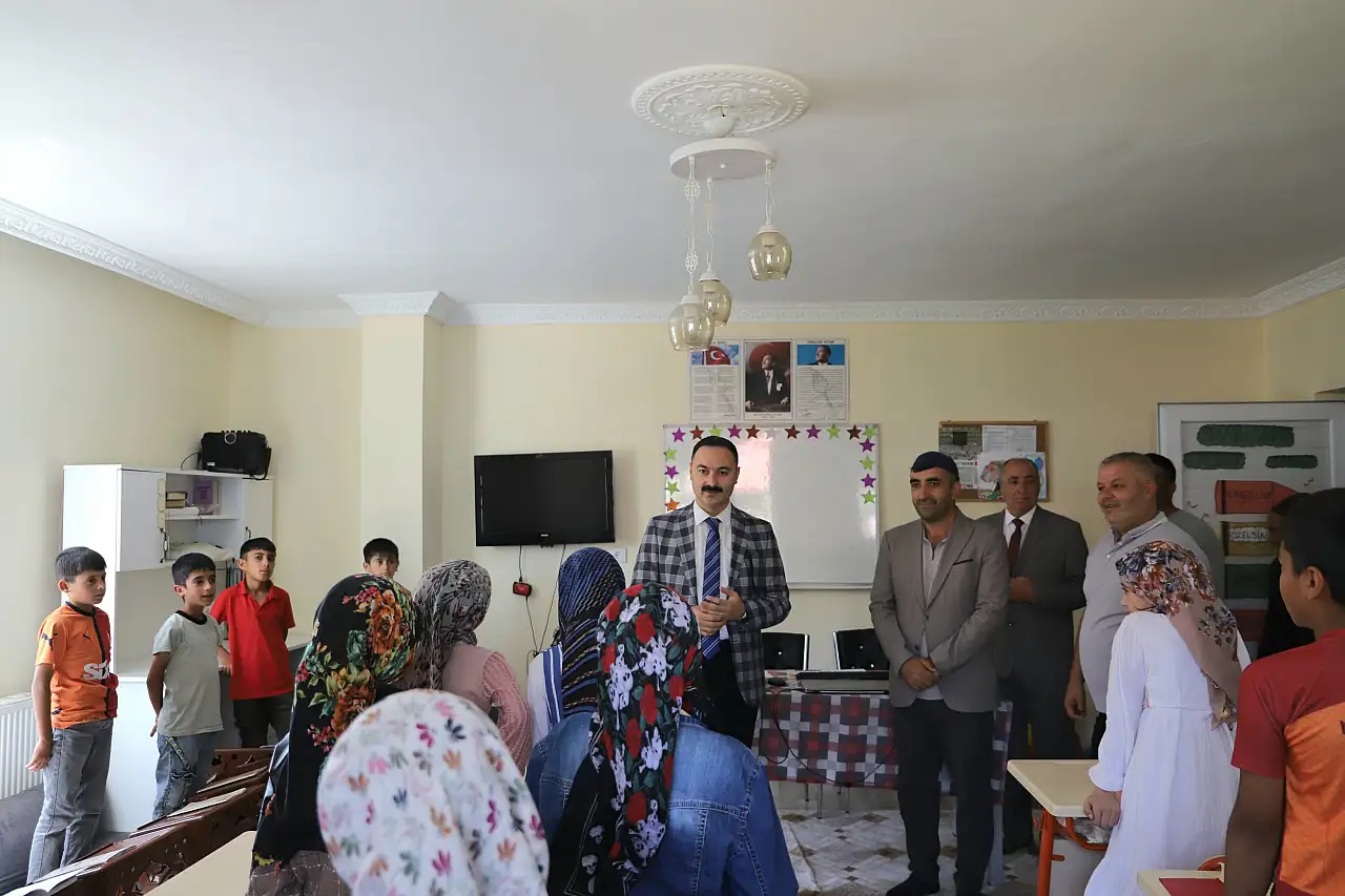 Tutak Köyü'nde kilitli parke çalışmaları hız kesmeden sürüyor