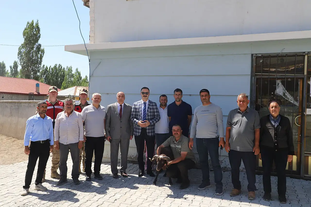Tutak Köyü'nde kilitli parke çalışmaları hız kesmeden sürüyor