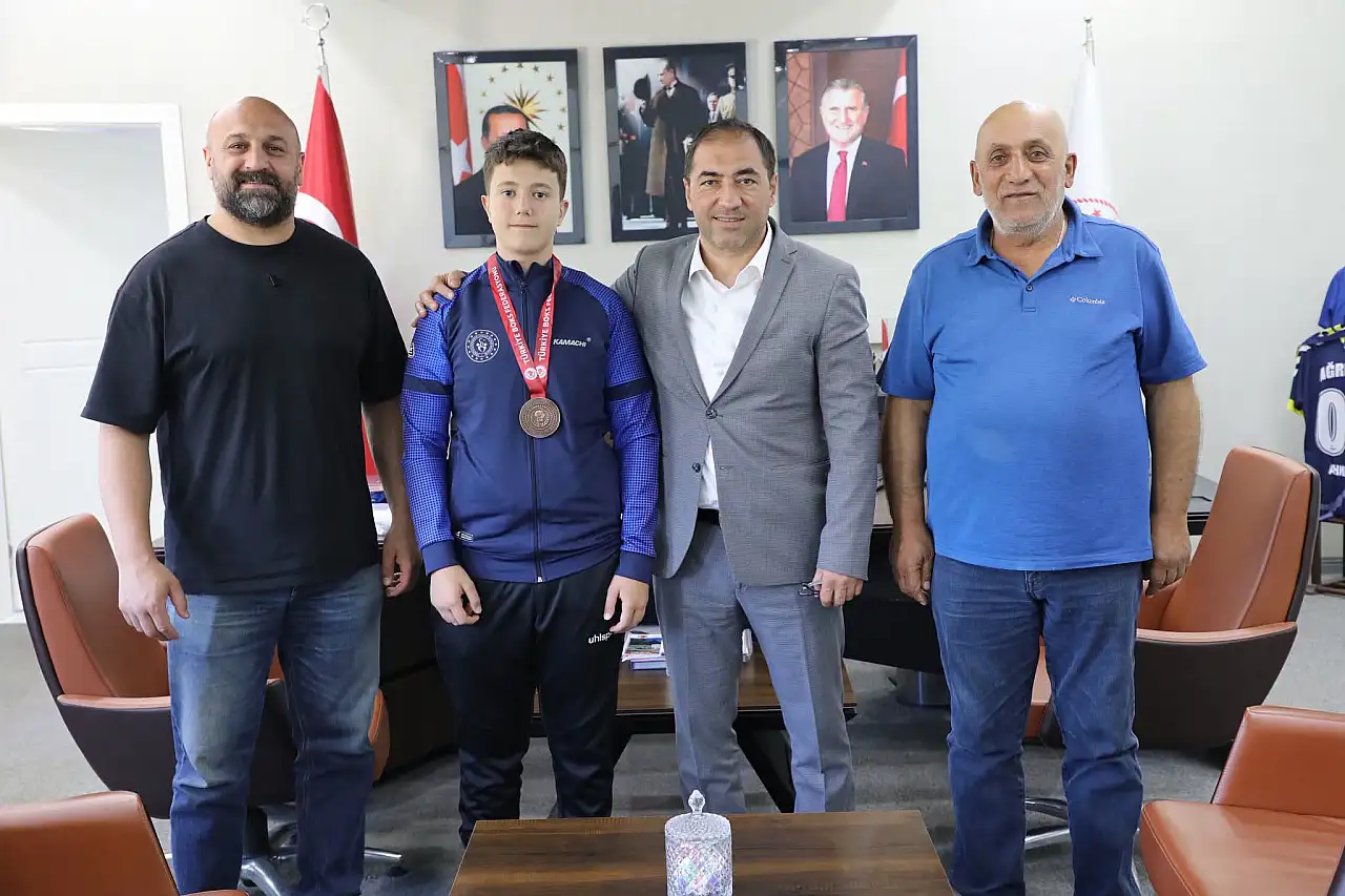 U15 Erkekler Türkiye Boks üçüncüsü Baver Yiğit Bayram İl Müdürü Ahmet Çelebi'yi ziyaret etti