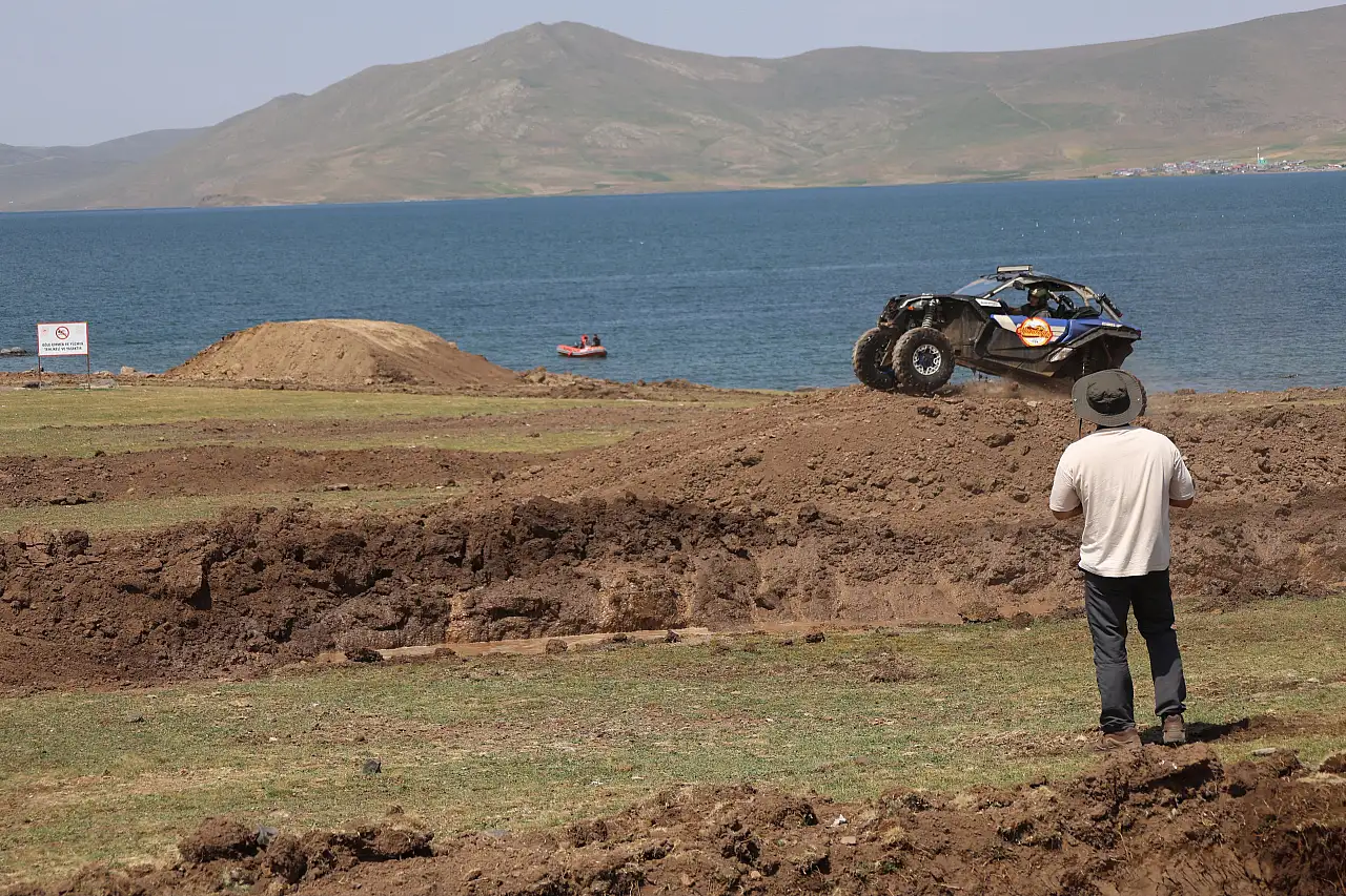 Türkiye'nin en yüksek gölü ilk kez off-road heyecanına ev sahipliği yaptı