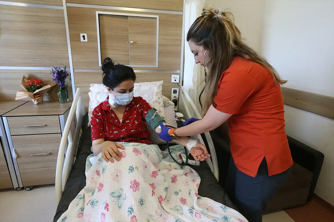 23 yıl boynundaki 3 tümörle yaşadı: Kars'ta tek ameliyatla kurtuldu