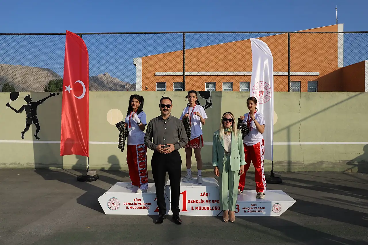 Doğubayazıt'ta AGAH Projesi'nde başarılı sporcular ödüllendirildi