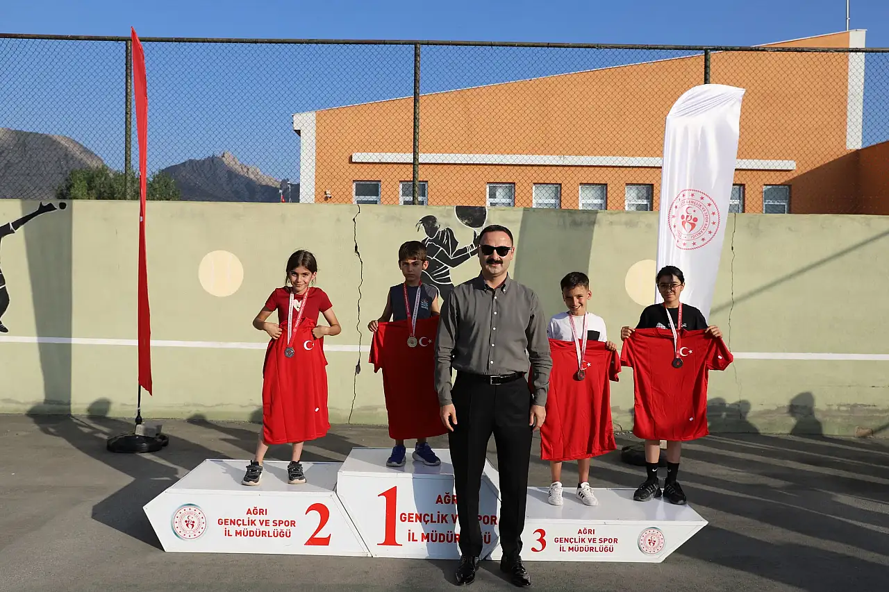 Doğubayazıt'ta AGAH Projesi'nde başarılı sporcular ödüllendirildi