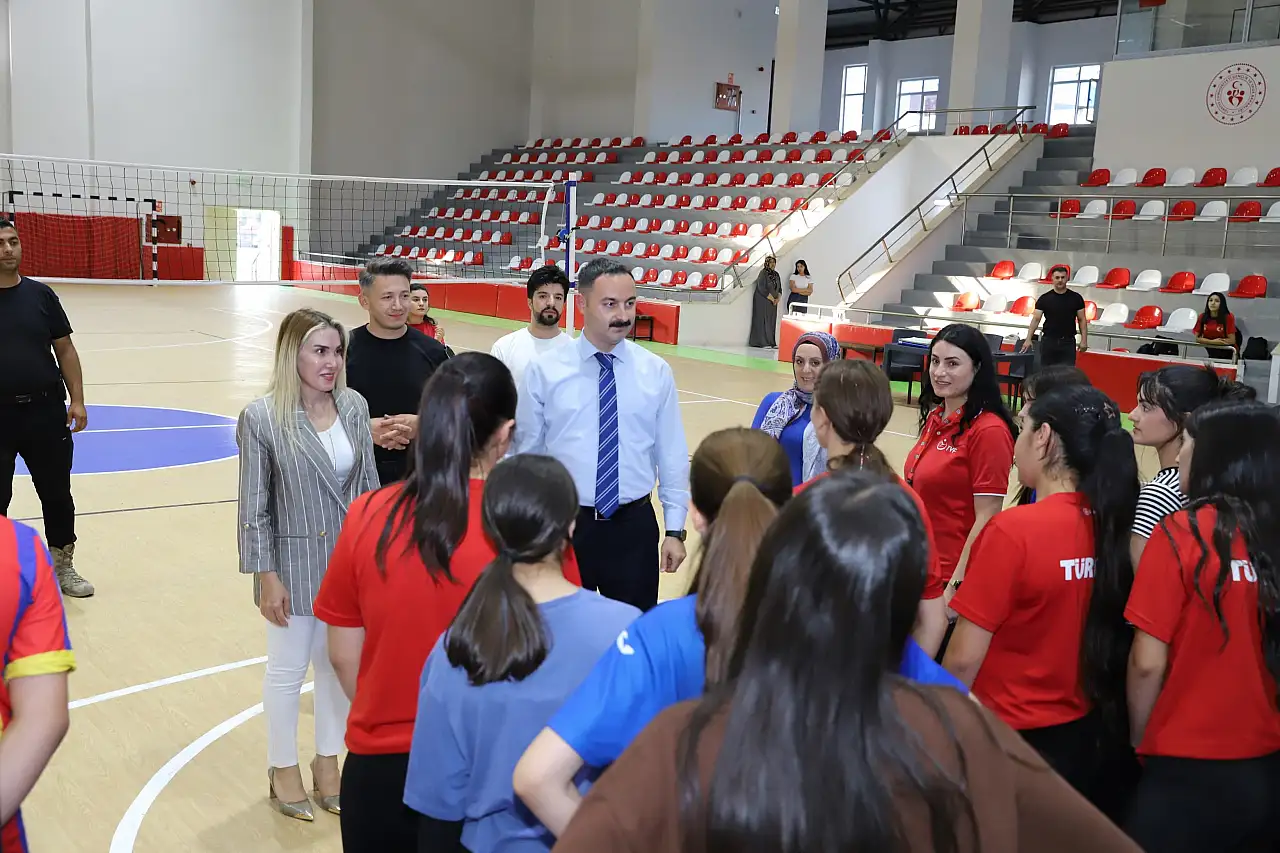 AGAH Projesi voleybol turnuvasında şampiyonlar ödüllerini aldı