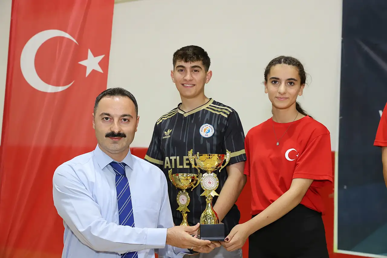 AGAH Projesi voleybol turnuvasında şampiyonlar ödüllerini aldı