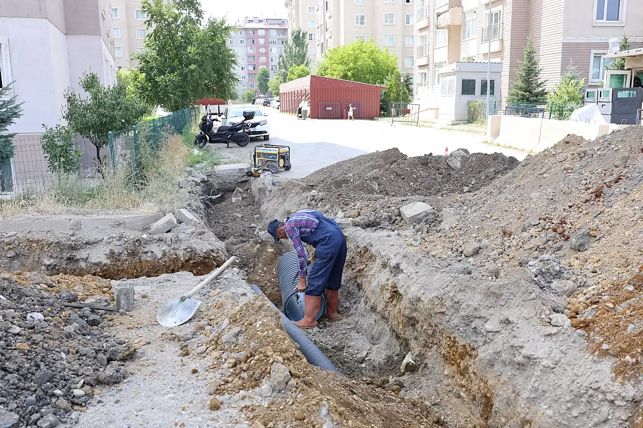 Ağrı Belediyesi kent genelinde altyapı ve üstyapı çalışmalarını sürdürüyor
